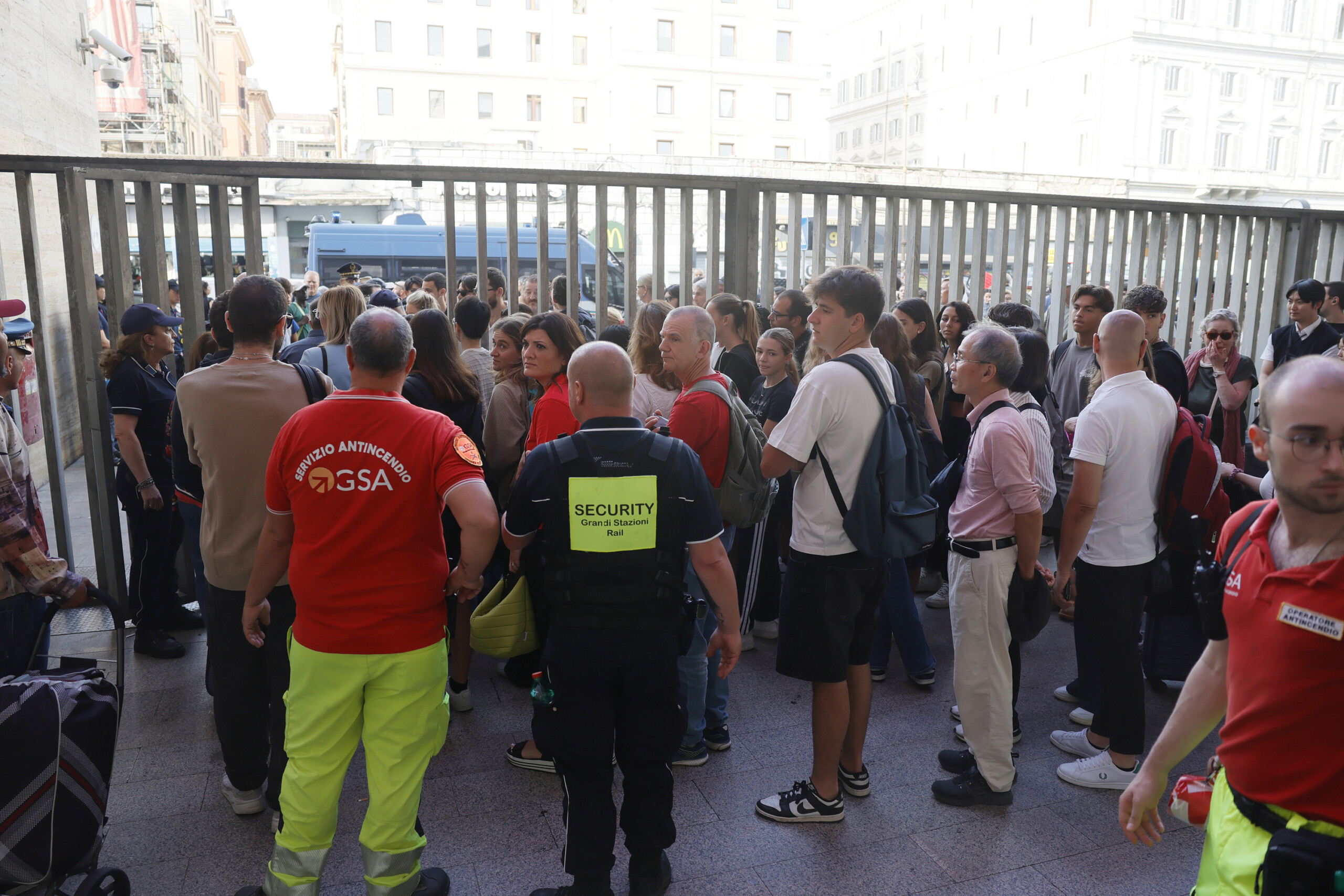 strike for gaza thousands block termini station scaled