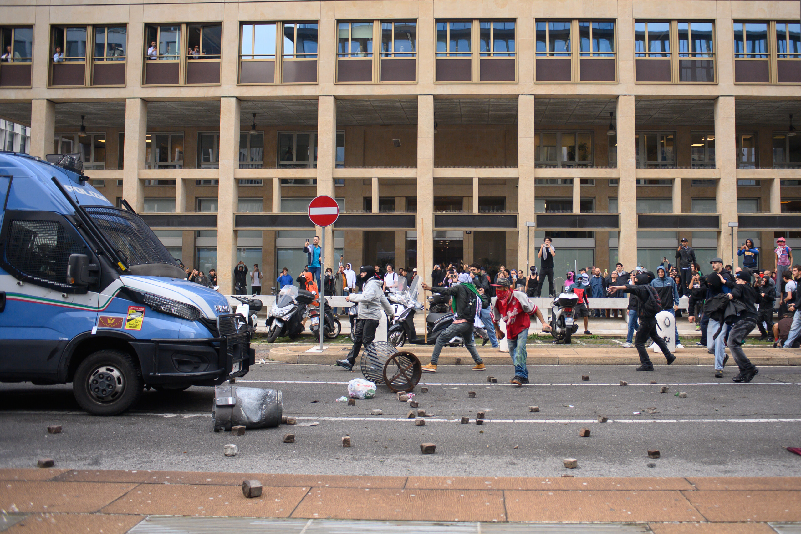 strike for gaza clashes in milan five arrests scaled