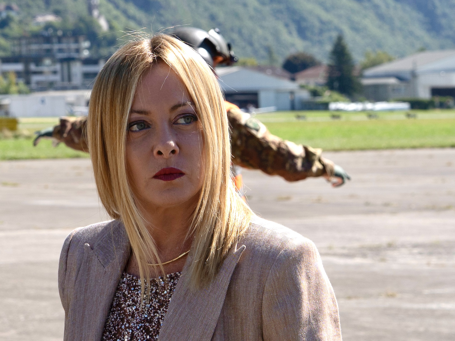 un meloni arrives at the glass palace