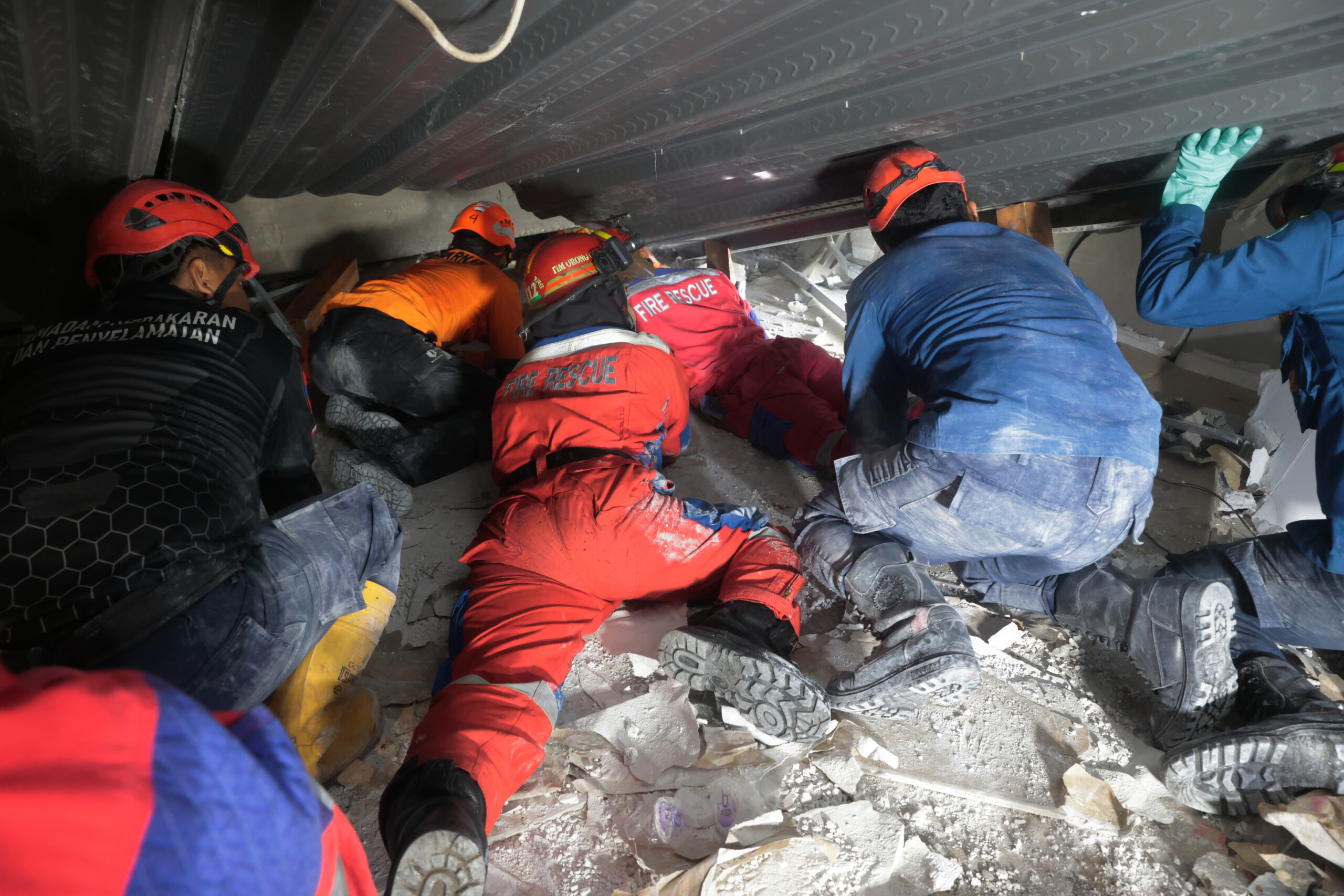 indonesia 3 dead in school collapse around 40 missing scaled