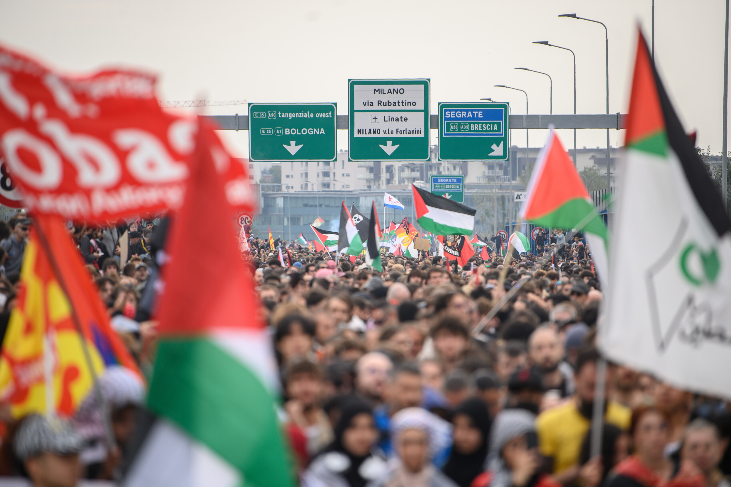 flotilla tensions in milan tear gas and stone throwing on the ring road scaled