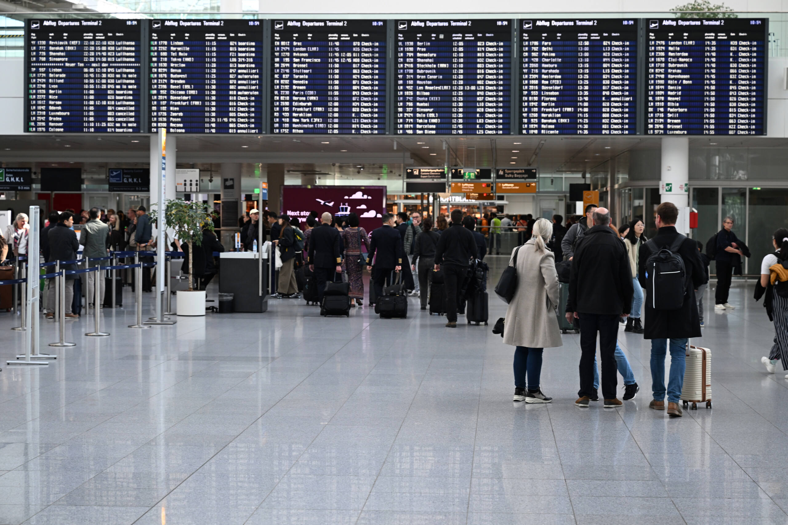 germany bild several large drones spotted at munich airport scaled