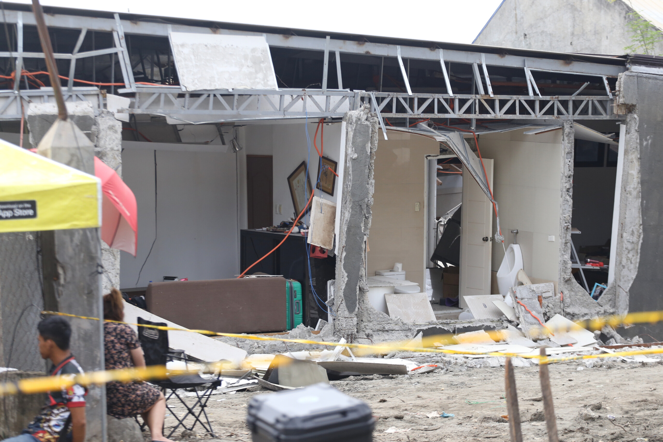 earthquakes 7 dead in the philippines in a 7 4 magnitude earthquake scaled