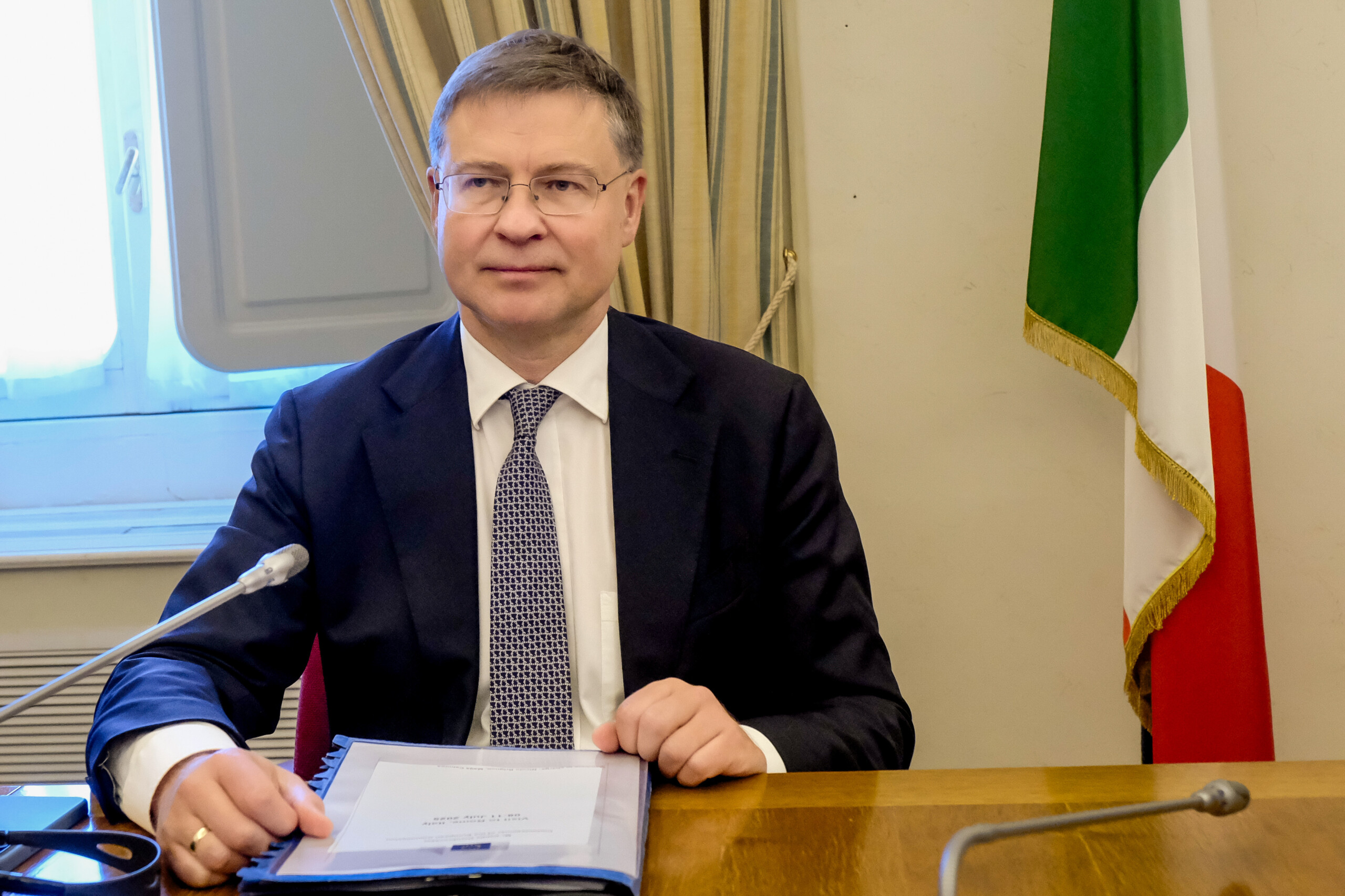 ukraine dombrovskis 25 3 billion given to kiev another 8 4 billion by the end of the year scaled