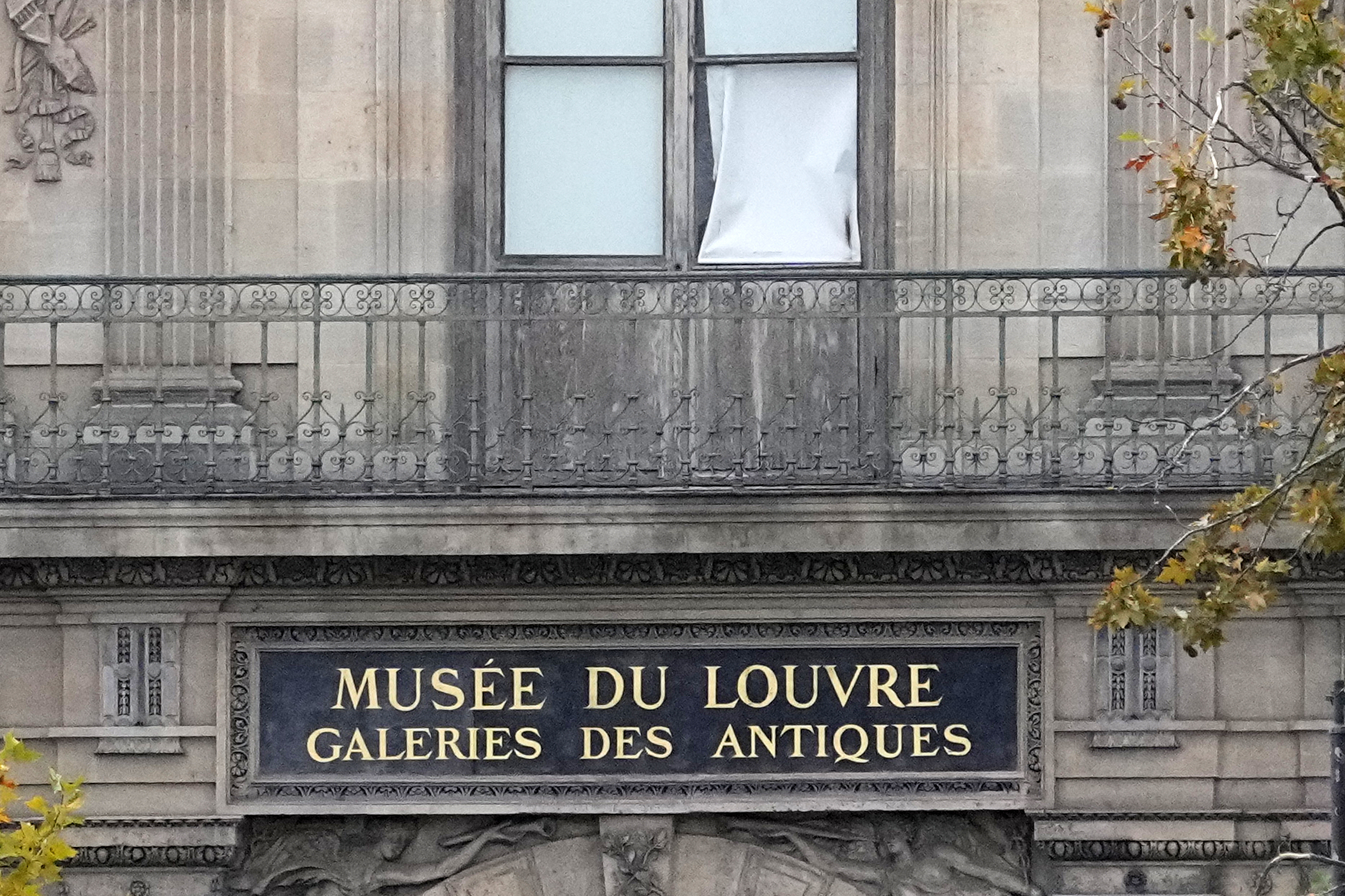 france two jewels stolen from the louvre found thieves dressed as workers