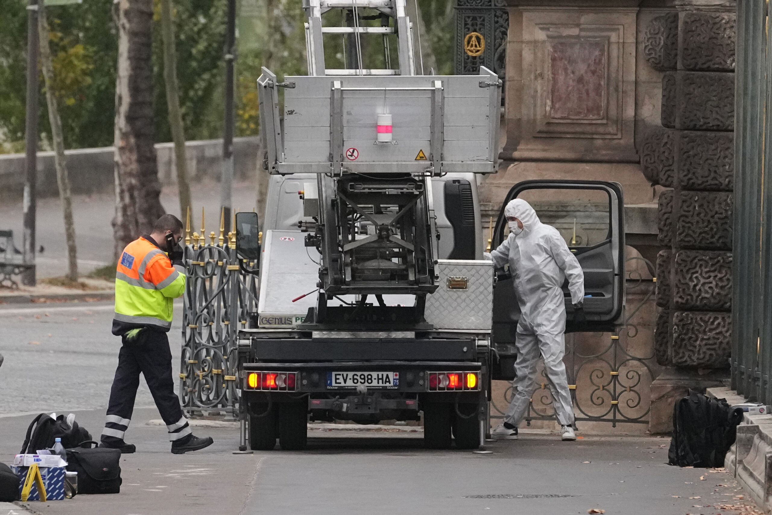 france louvre theft becomes advertising for german lift company scaled
