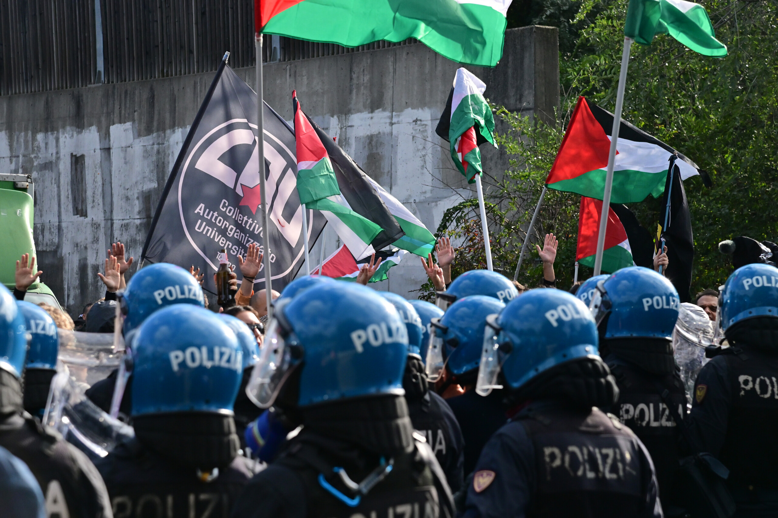 Gaza: clashes between pro-Palestinian demonstrators and police in Turin 1 gaza clashes between pro palestinian demonstrators and police in turin scaled