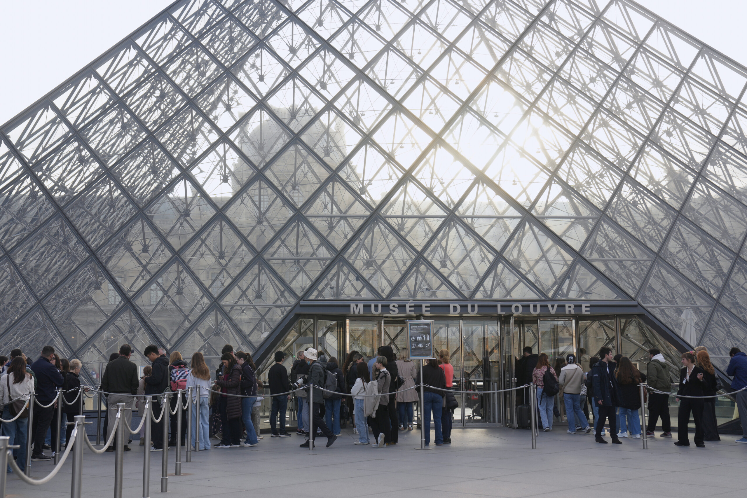 france louvre robbery two suspects arrested scaled