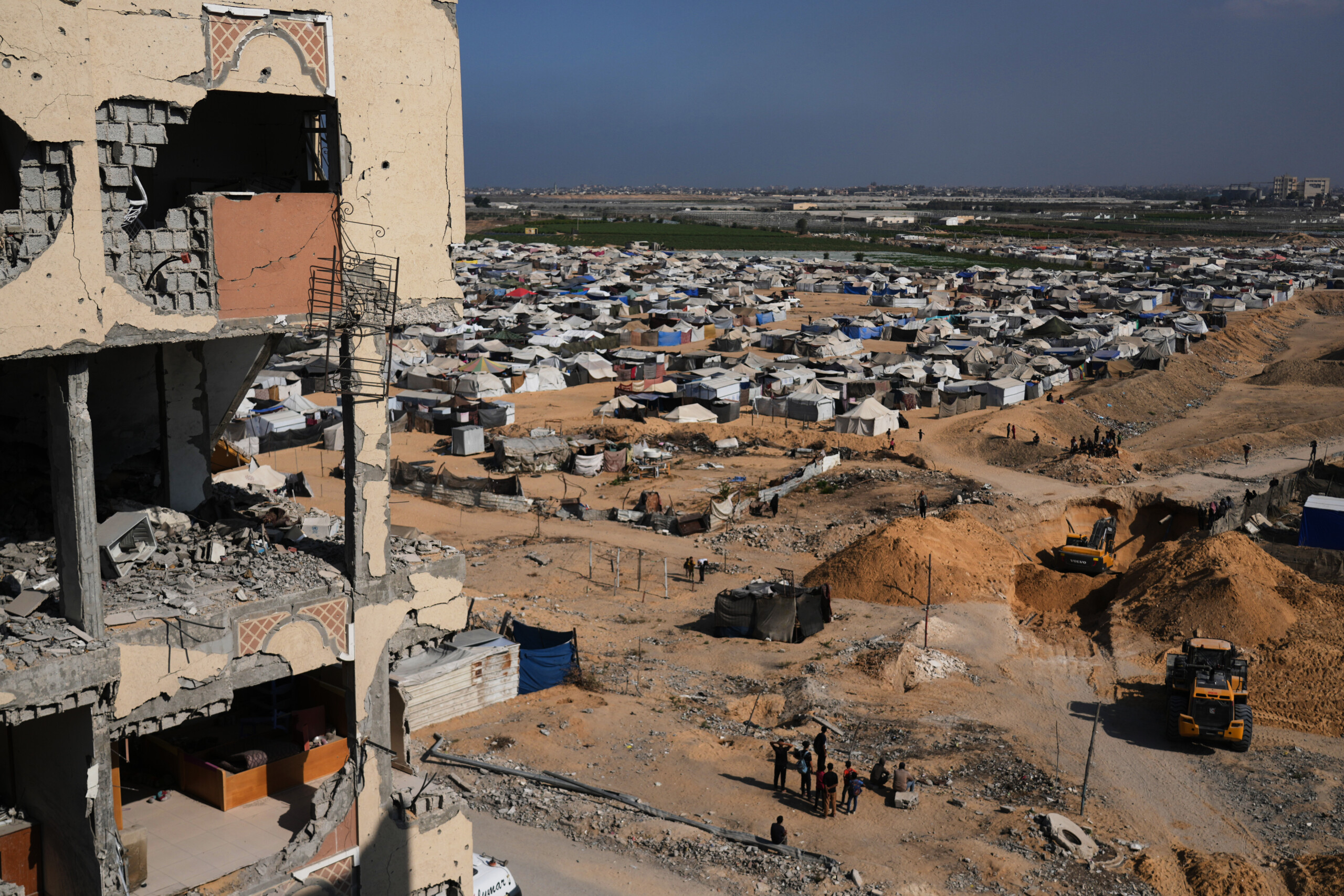 Middle East: tank fire and explosions in Gaza City and other parts of the Strip 1 middle east tank fire and explosions in gaza city and other parts of the strip scaled