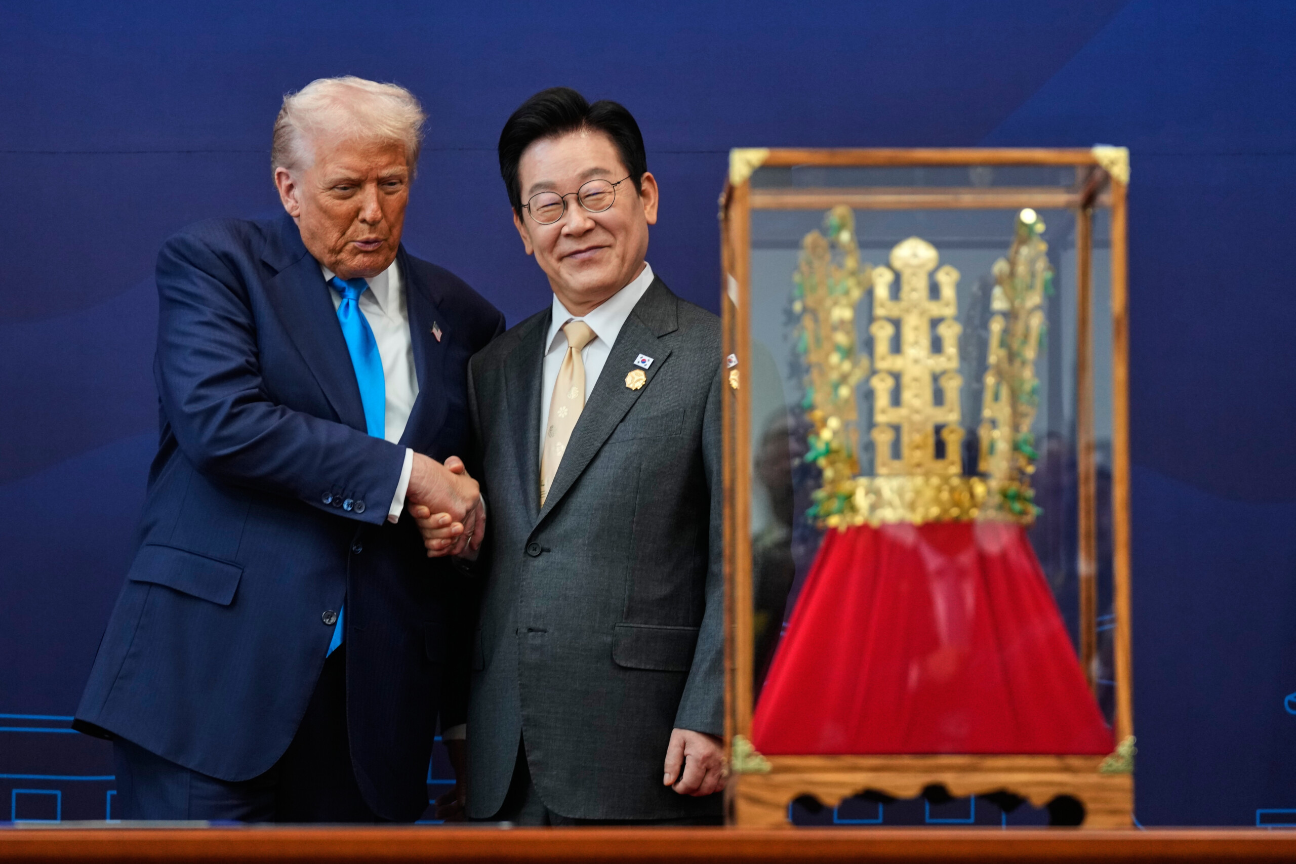 US-South Korea: Trump receives replica royal crown and honour 1 us south korea trump receives replica royal crown and honour scaled