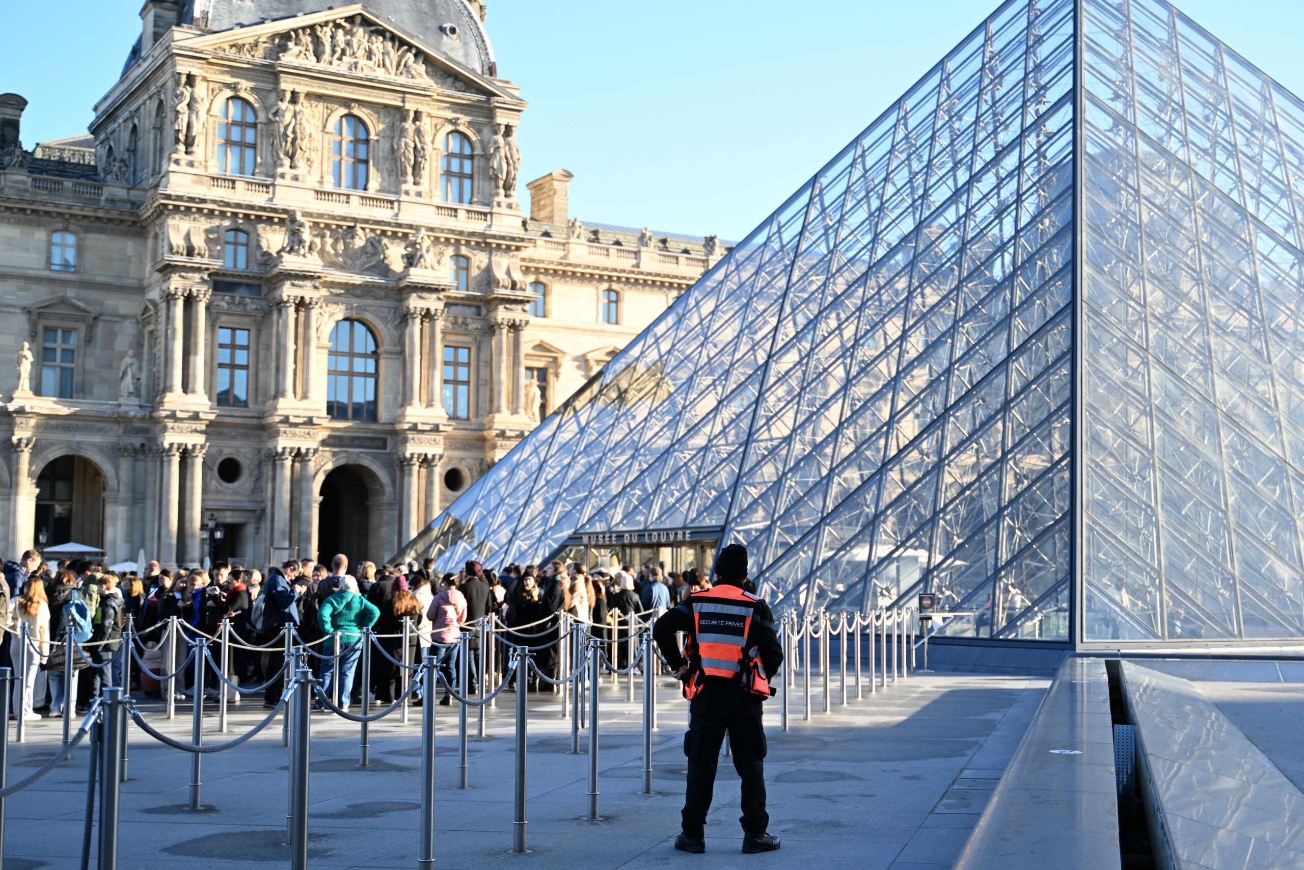 france louvre theft 37 year old also charged three released without charge scaled