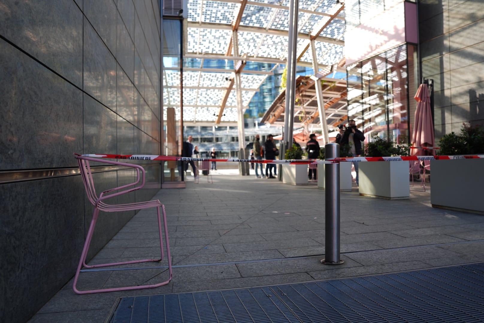 Milan, woman stabbed in Piazza Gae Aulenti: in serious condition 1 milan woman stabbed in piazza gae aulenti in serious condition