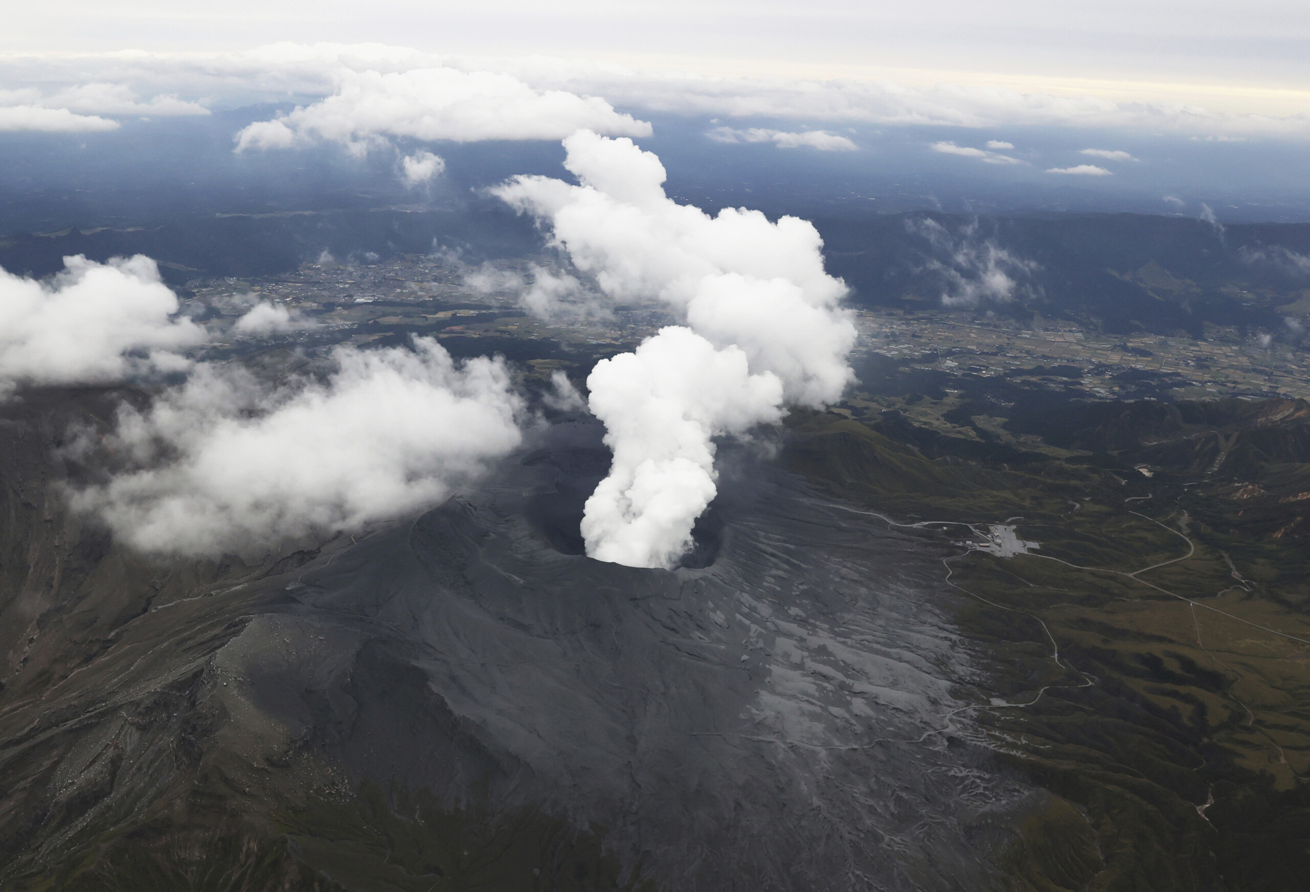 japan sakurajima volcano erupts sending a column of smoke more than 4 km high into the air scaled