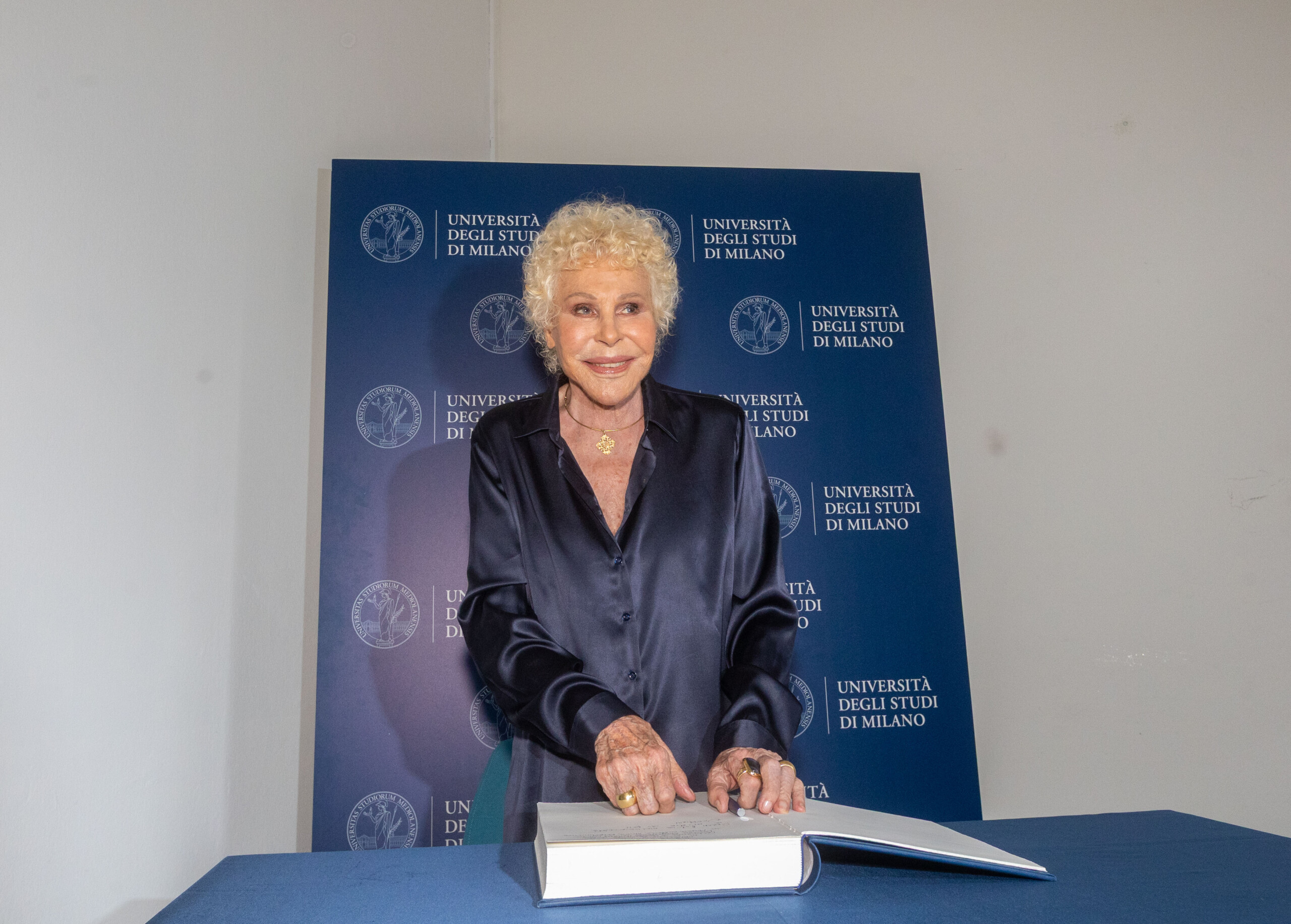 vanoni opens funeral chapel applause as coffin arrives scaled