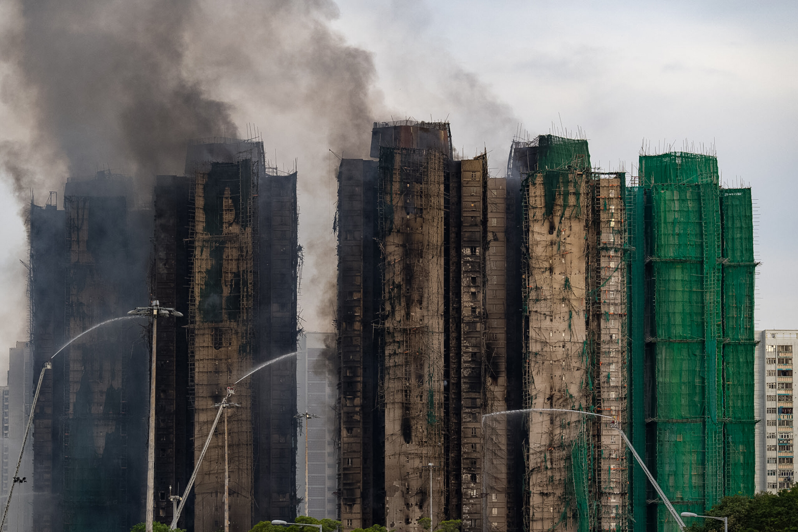 Hong Kong, fire in seven skyscrapers: death toll rises to 75 1 hong kong fire in seven skyscrapers death toll rises to 75 scaled