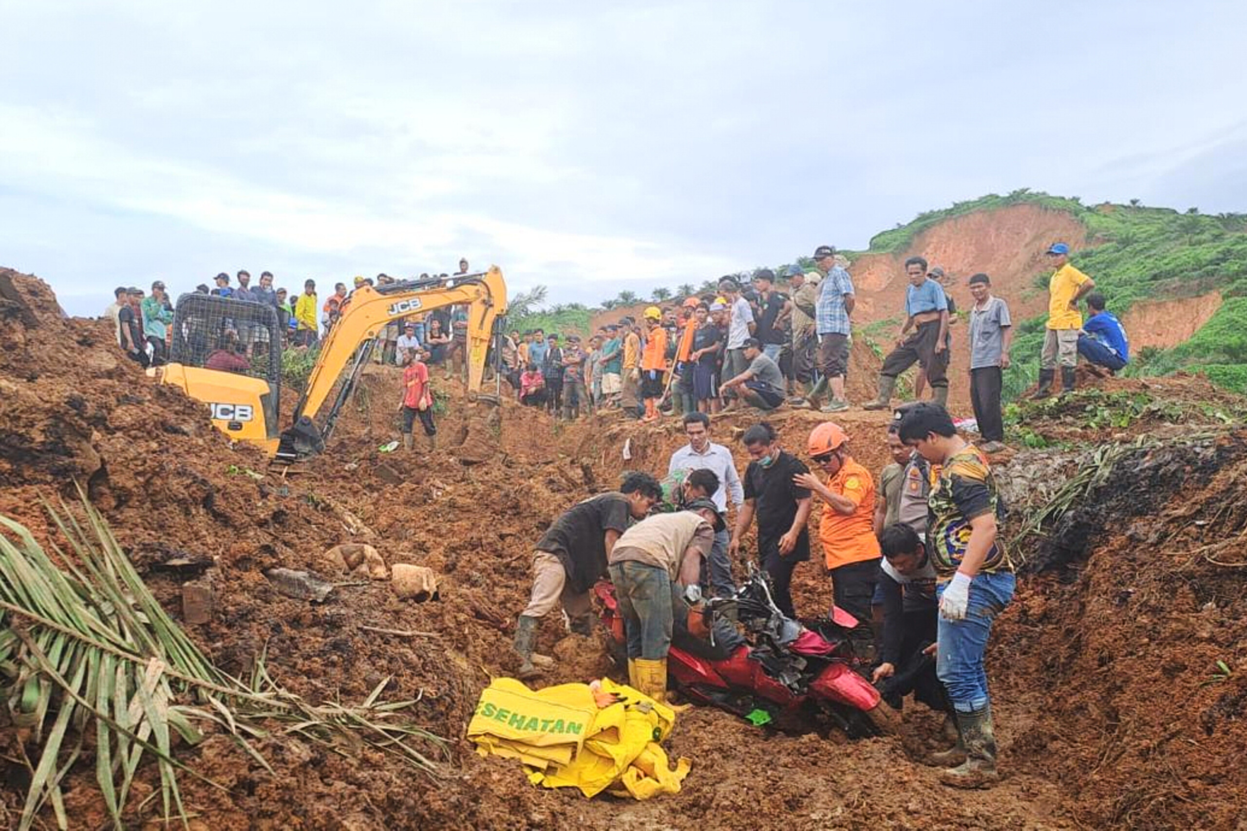 indonesia death toll from landslides and floods in sumatra exceeds 300 scaled