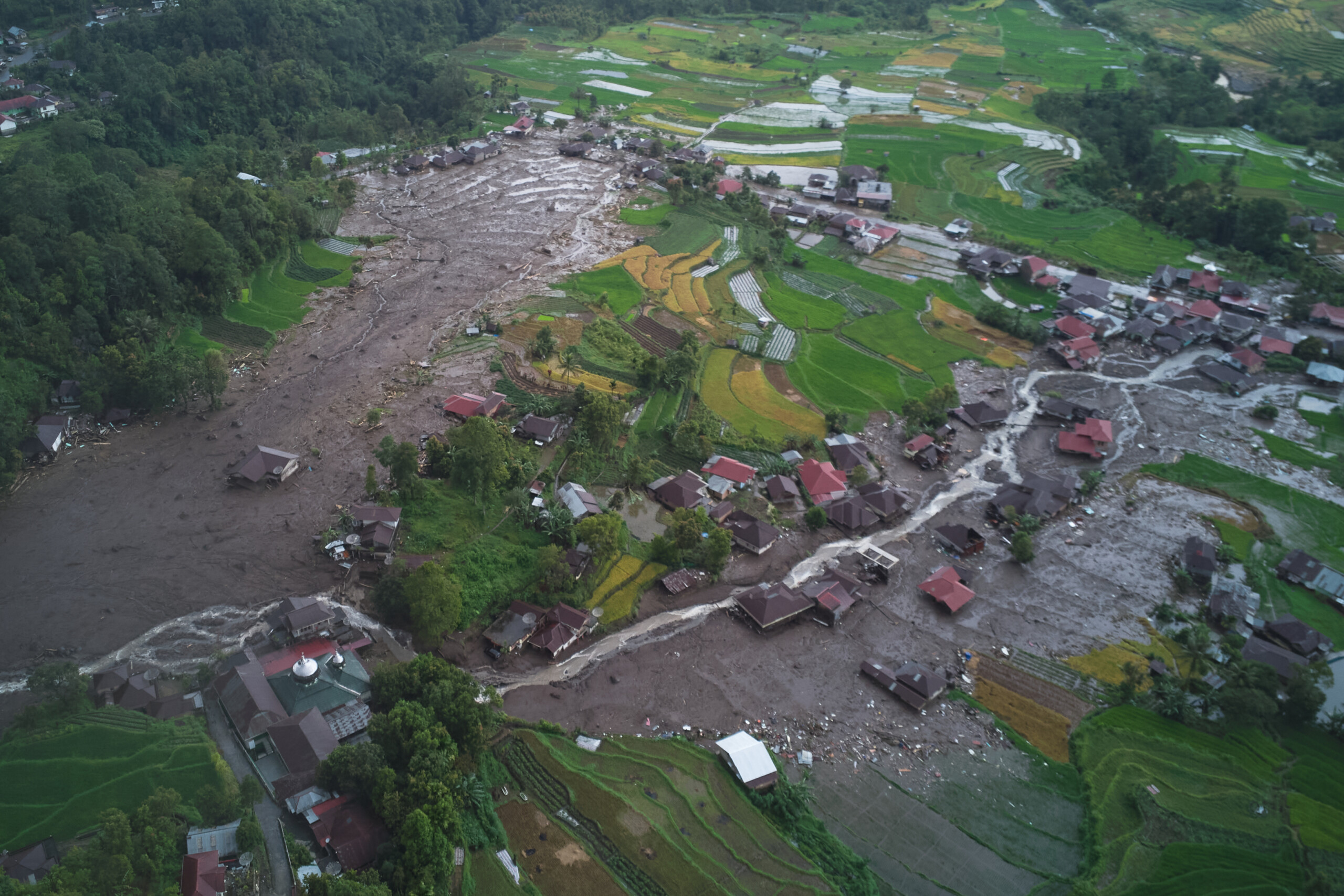 indonesia over 200 dead after landslides and floods in sumatra scaled