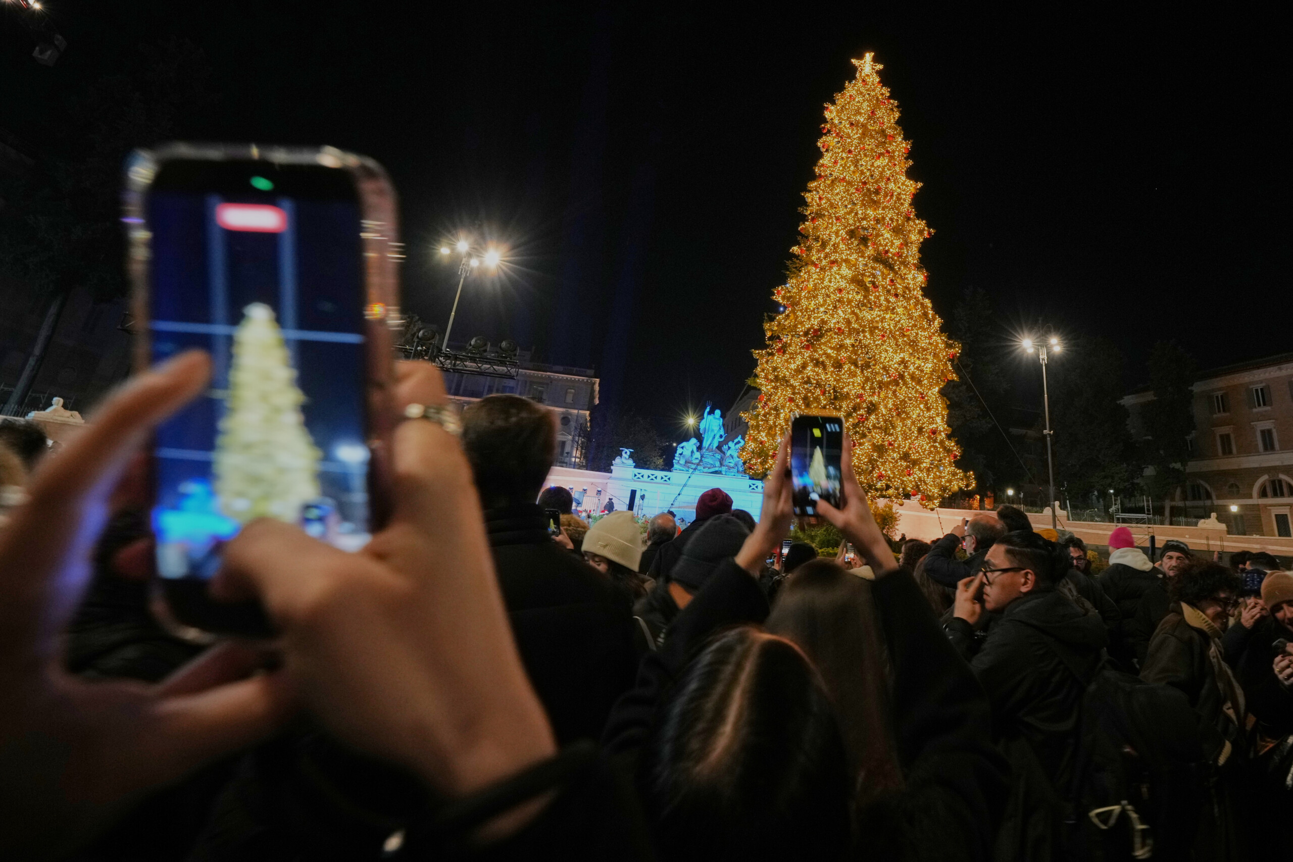 rome christmas tree lit up in piazza del popolo gualtieri kicks off the festivities scaled