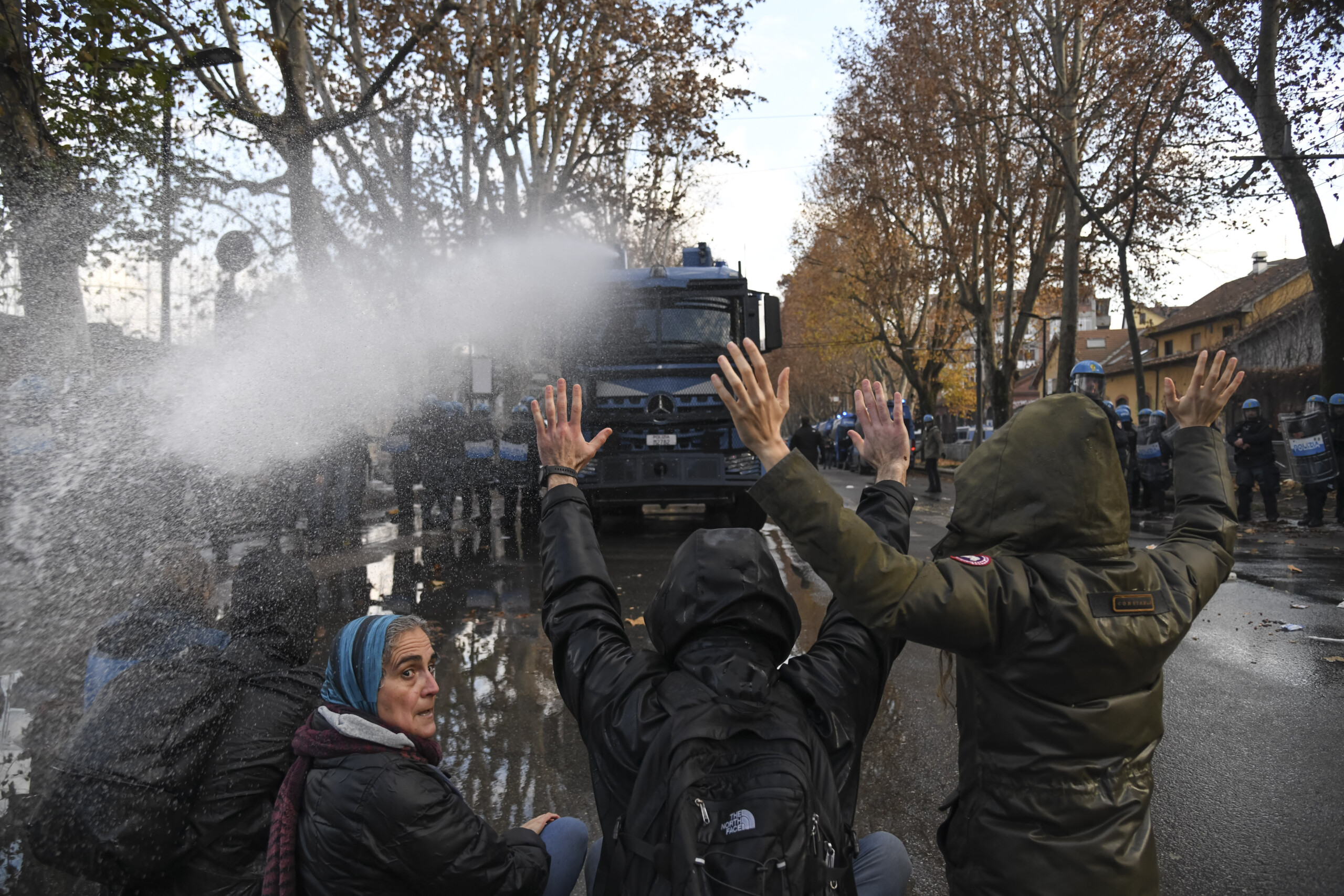 Turin: police charge and use water cannons at demonstration against Askatasuna eviction 1 turin police charge and use water cannons at demonstration against askatasuna eviction scaled