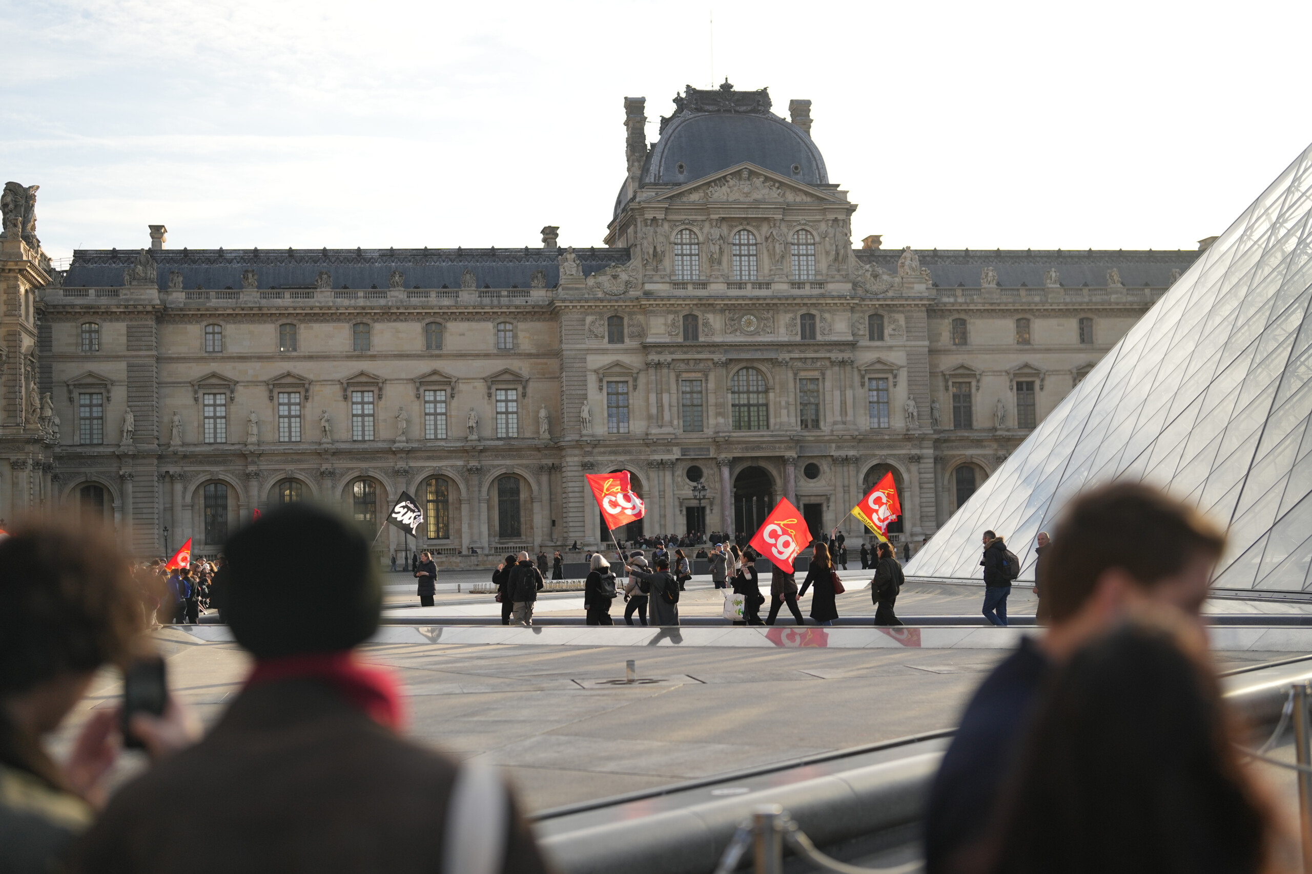 france louvre staff vote to suspend strike museum reopens scaled