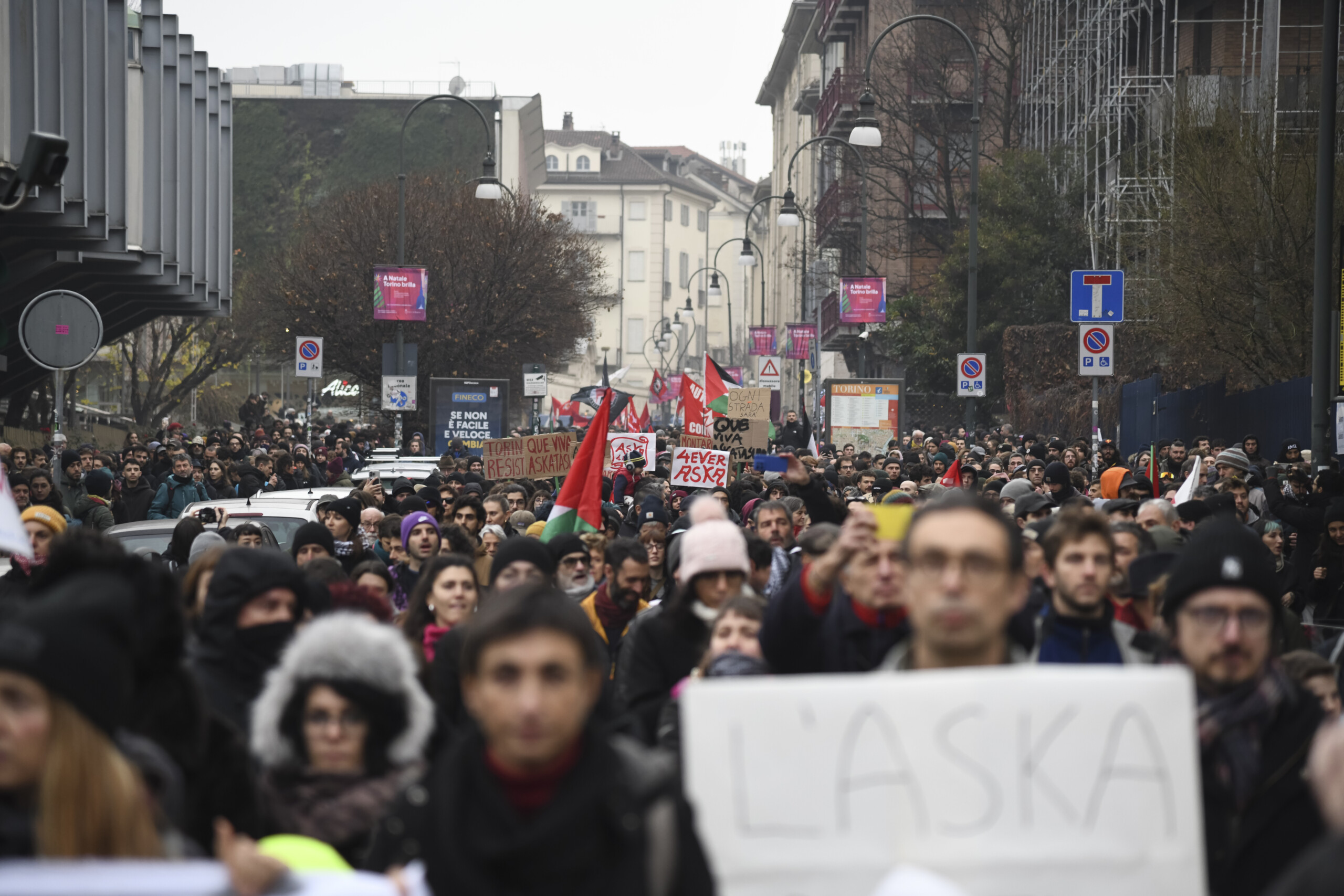 turin 7 police officers injured during askatasuna march scaled