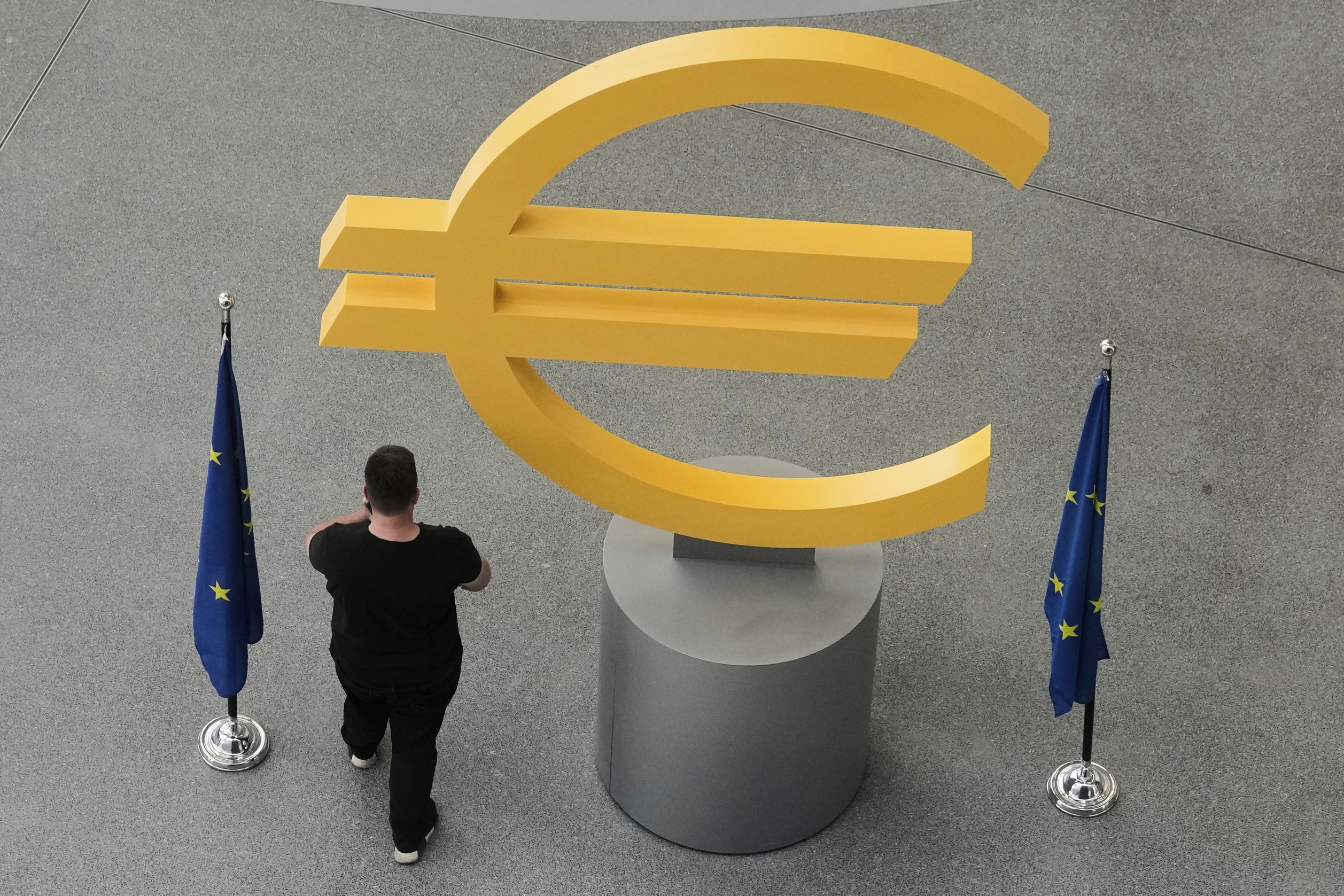 salaries in italy to remain unchanged in 2025 billionaires to earn an additional 150 million per day