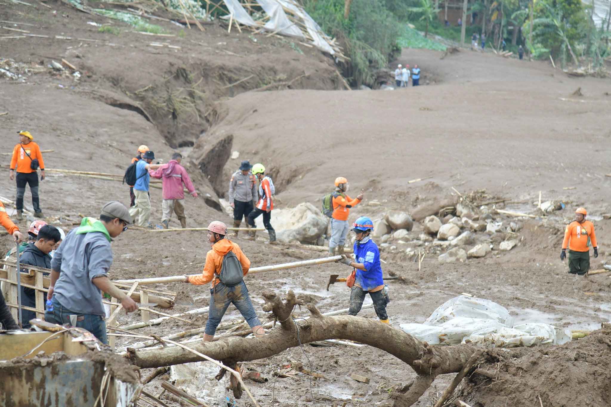 indonesia death toll rises in java landslide 25 dead and 72 missing