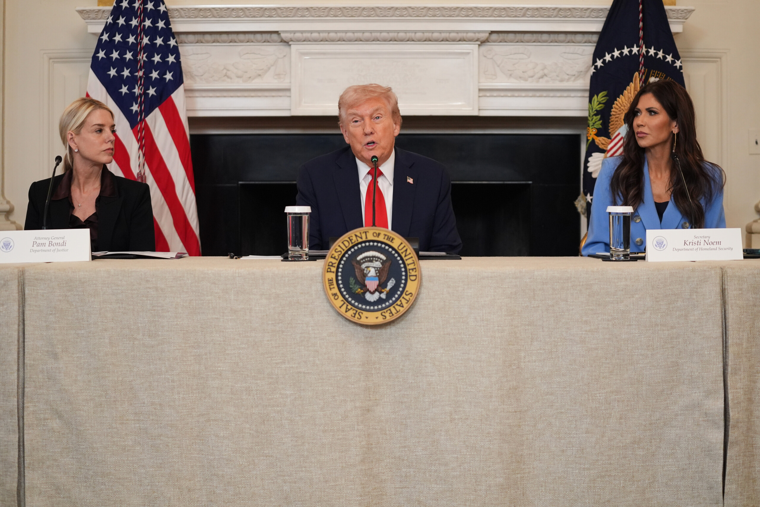 usa trump kristi noem isnt leaving shes doing an excellent job scaled