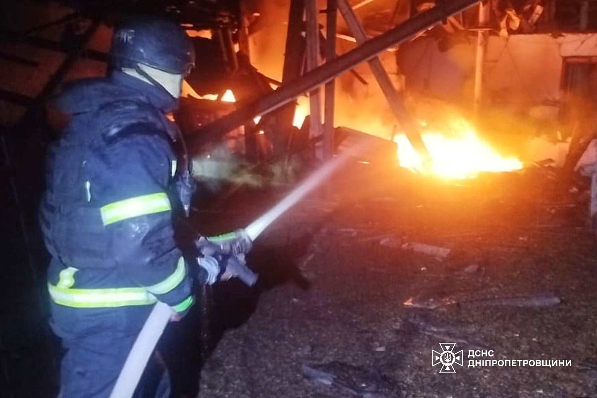 ukraine 2 victims in russian raid on dnipro