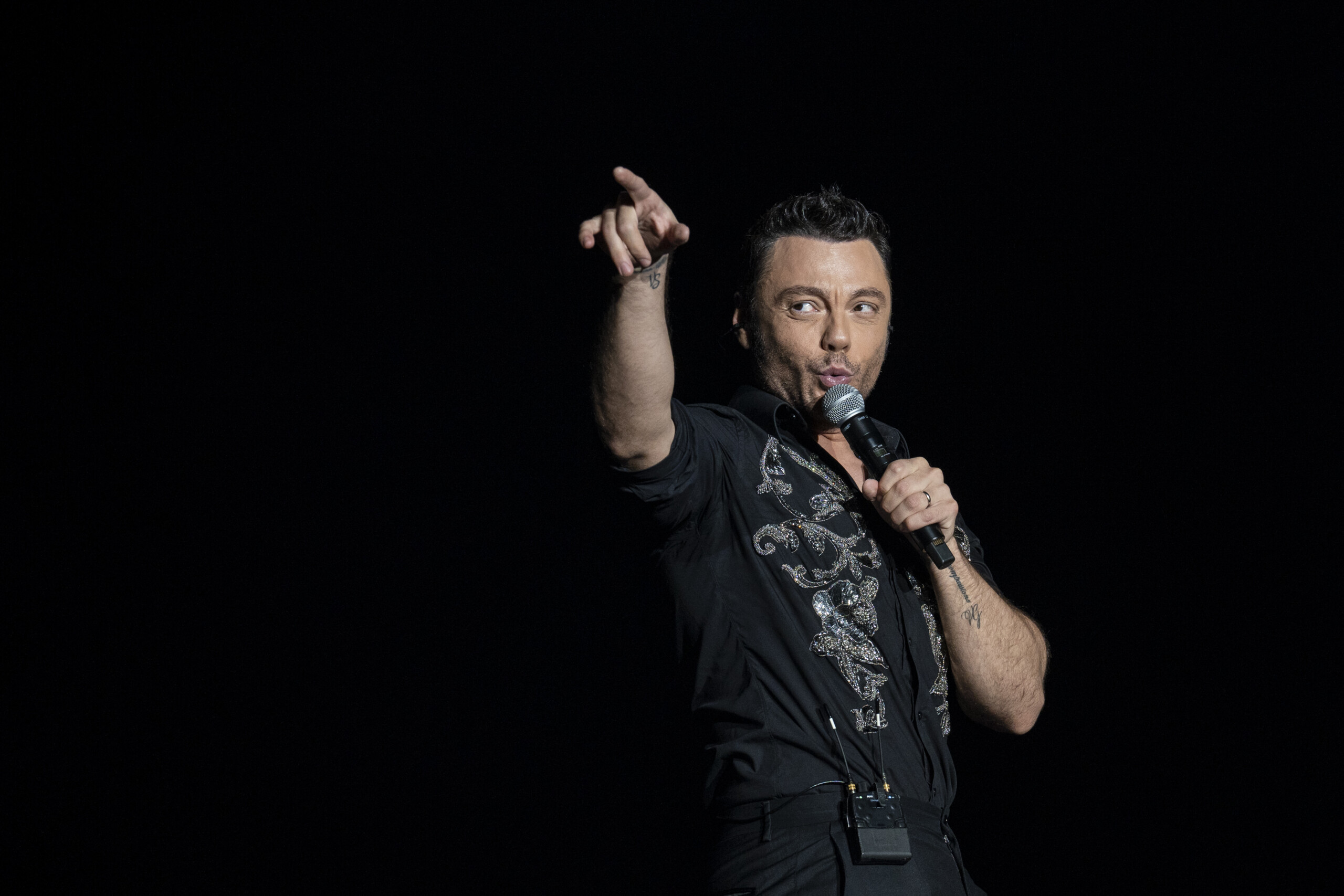 sanremo festival conti announces tiziano ferro to be special guest on tuesday evening scaled