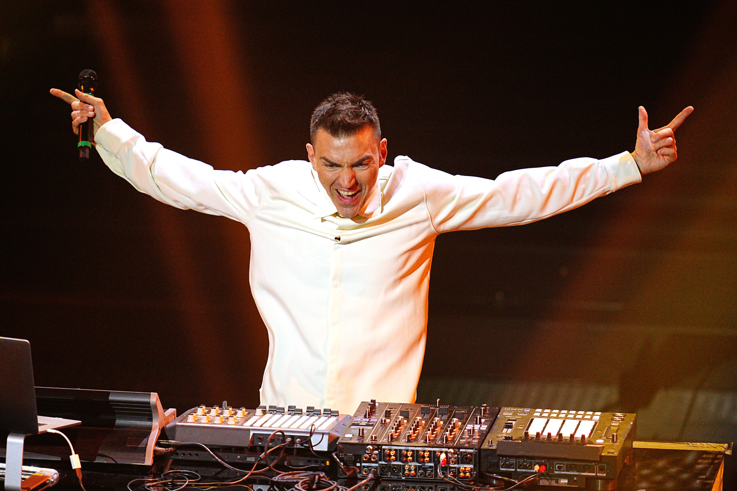 milan cortina gabry ponte among the stars at the closing ceremony scaled