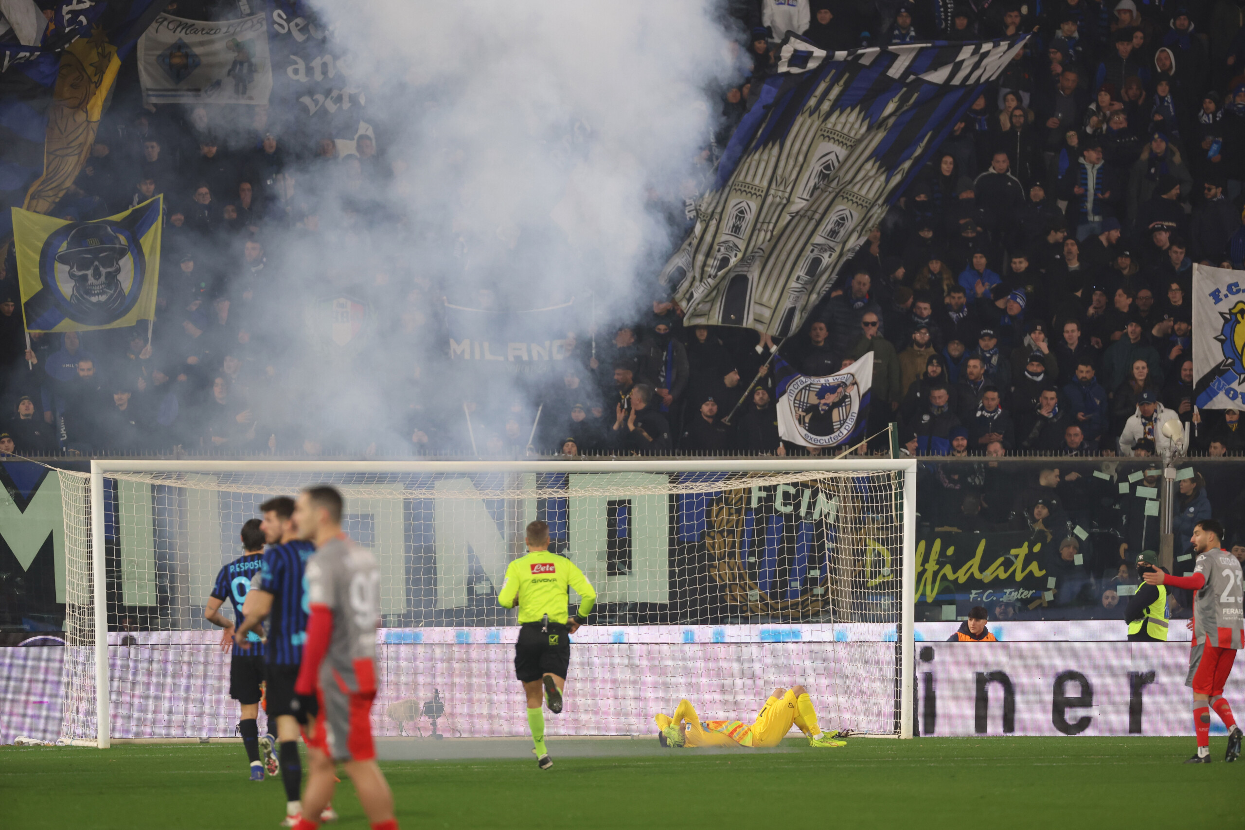 Football: four-year stadium ban for Inter fan who threw firecracker at Cremonese goalkeeper 1 football four year stadium ban for inter fan who threw firecracker at cremonese goalkeeper scaled