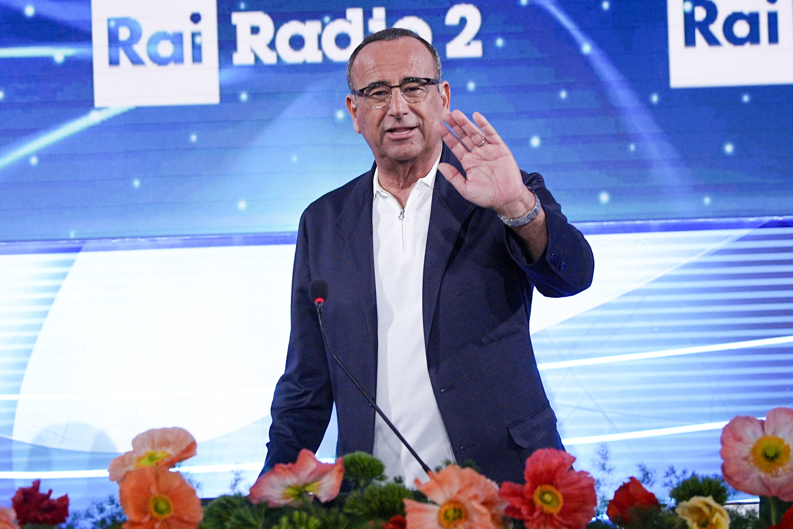sanremo festival conti sings karaoke dedicated to meloni to all italians scaled