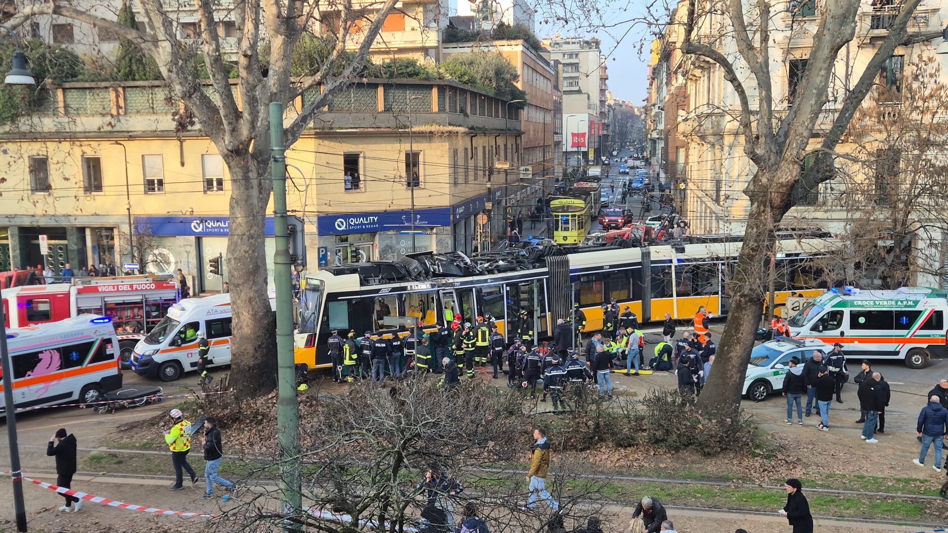 milan tram derails and crashes into building one dead and 39 injured