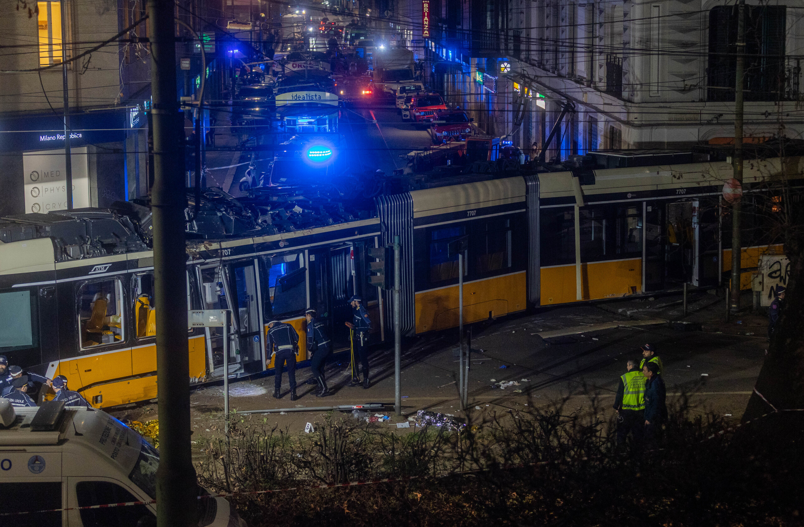 tram derailed traffic resumes in milan after vehicle removal scaled