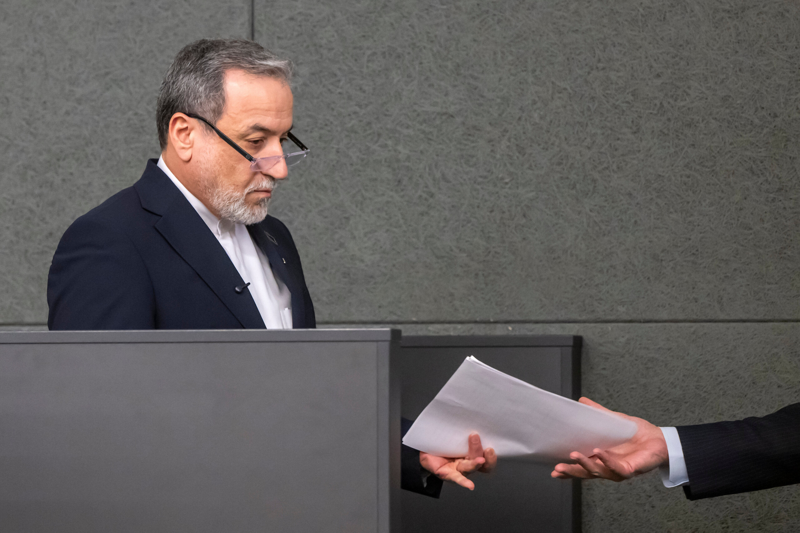 iran foreign minister araghchi to omani counterpart open to serious de escalation efforts scaled