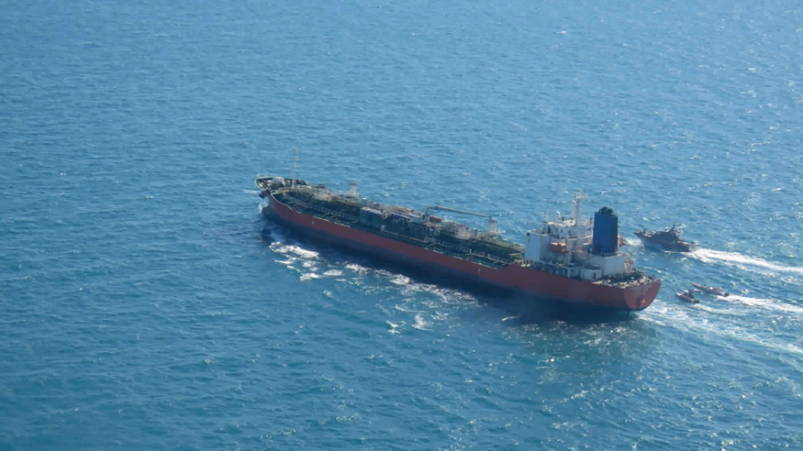 Iran, hundreds of oil tankers and LNG ships blocked on both sides of the Strait of Hormuz 1 iran hundreds of oil tankers and lng ships blocked on both sides of the strait of hormuz scaled