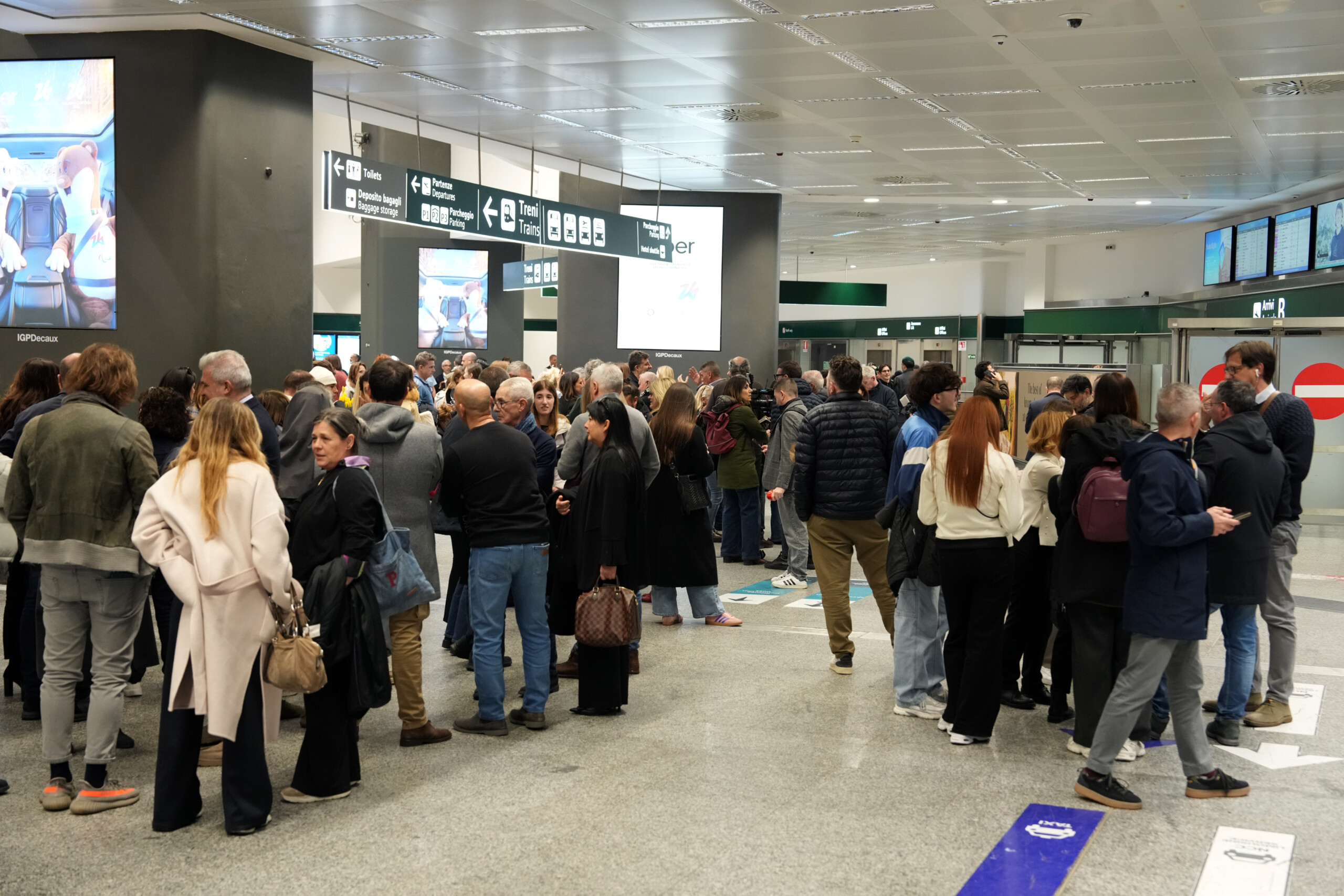 iran plane carrying 200 students lands at malpensa scaled