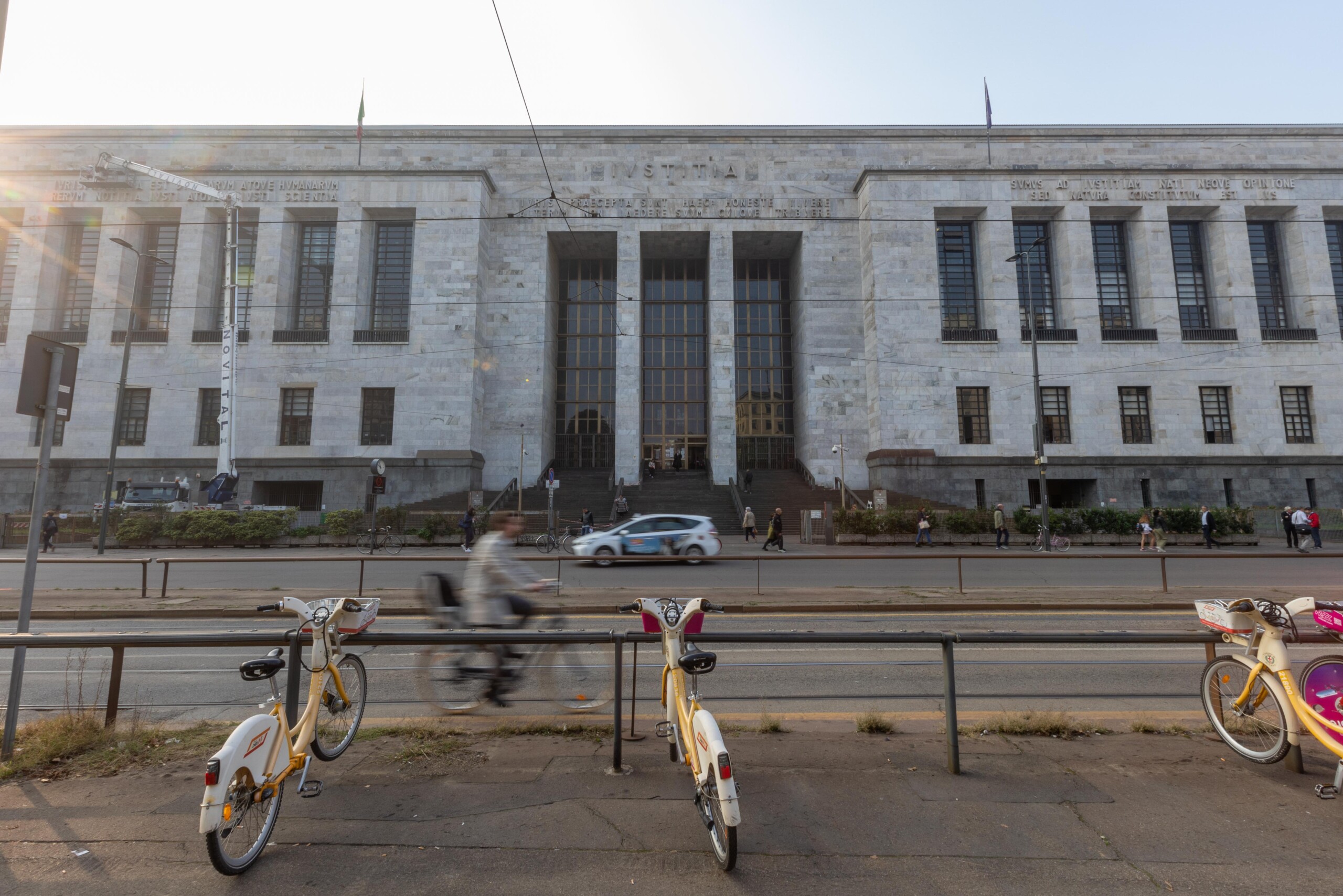 milan bomb alert at the courthouse triggered after a call to the nue scaled