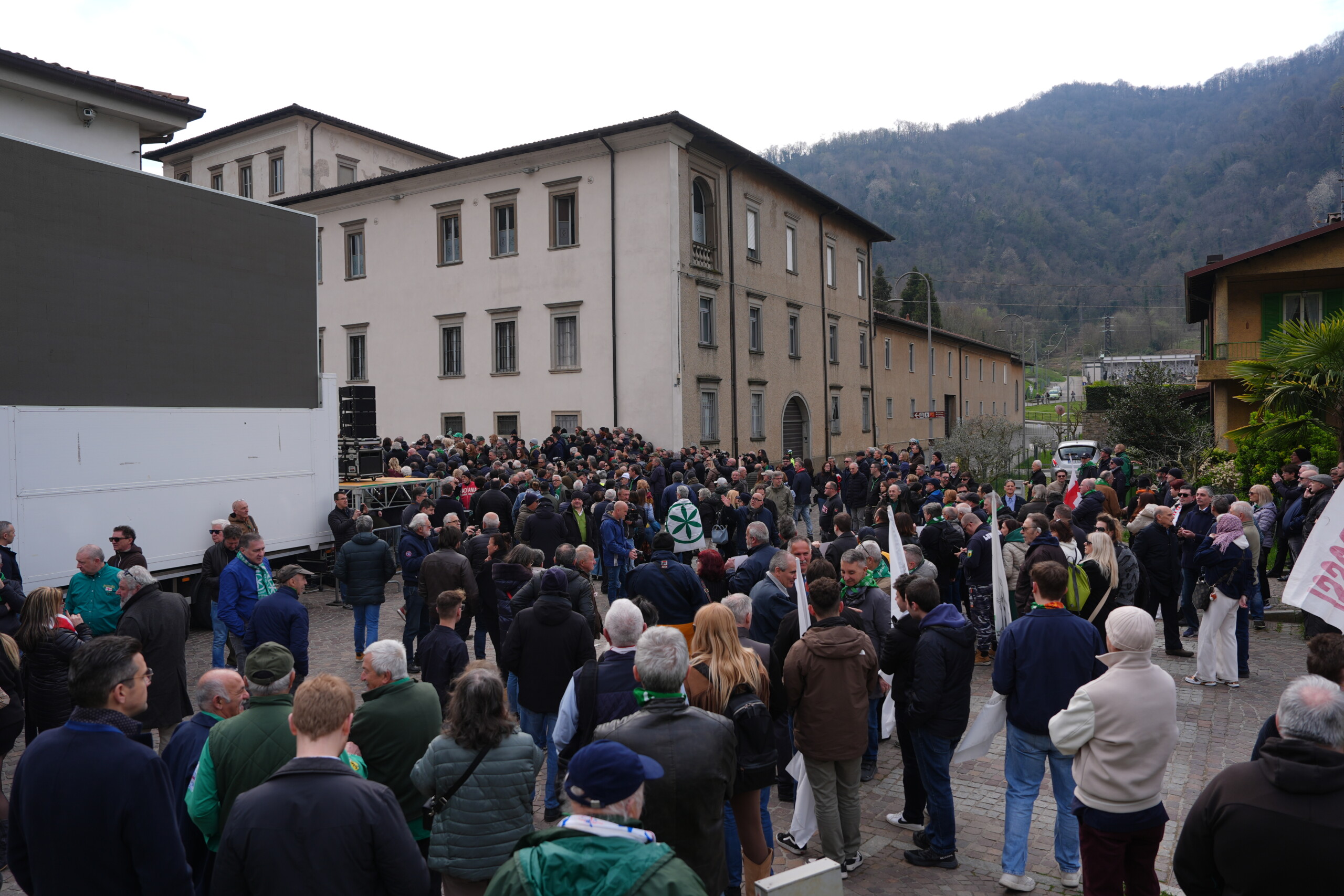 bossi crowds of lega nord supporters in pontida await the funeral free padania scaled