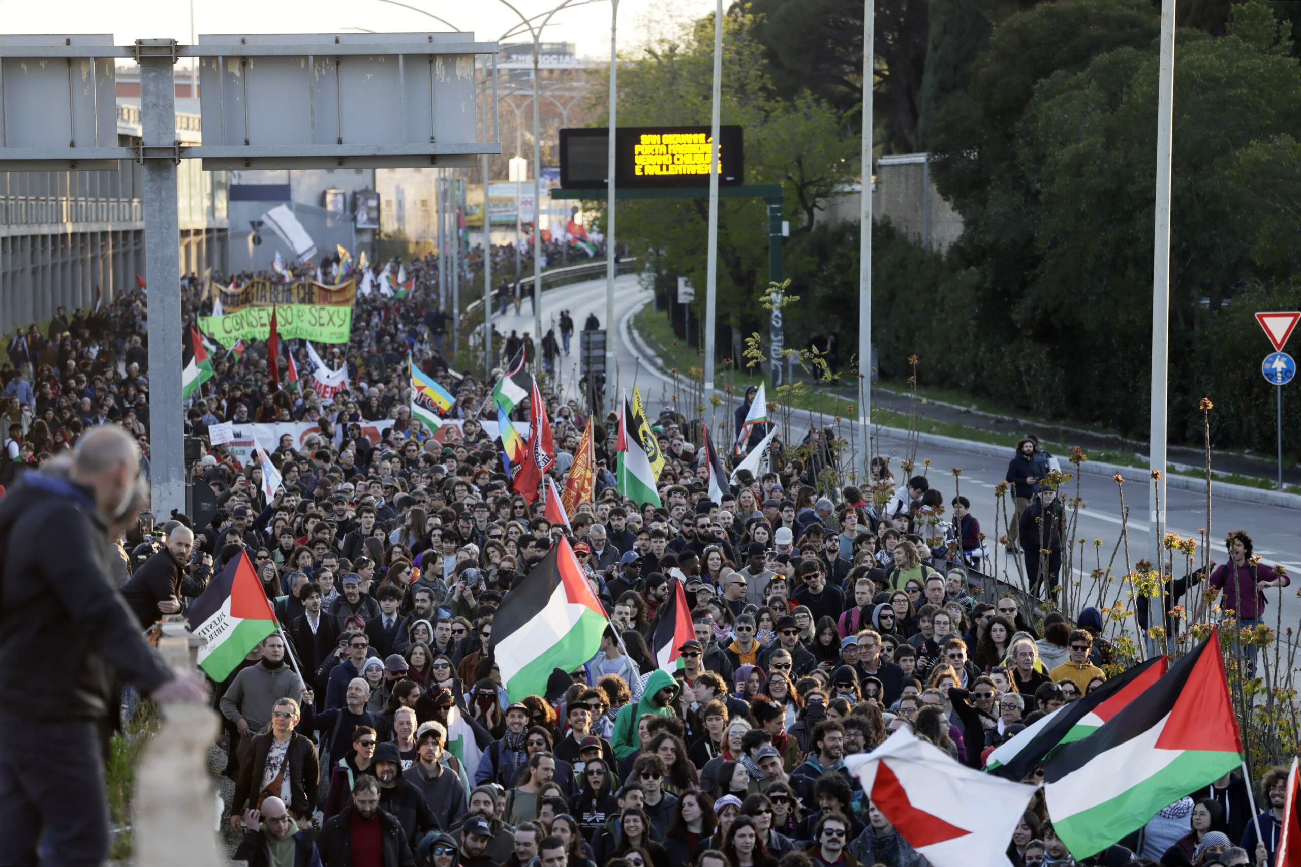 Rome, around 25,000 people at 'No Kings' march 1 rome around 25000 people at no kings march scaled