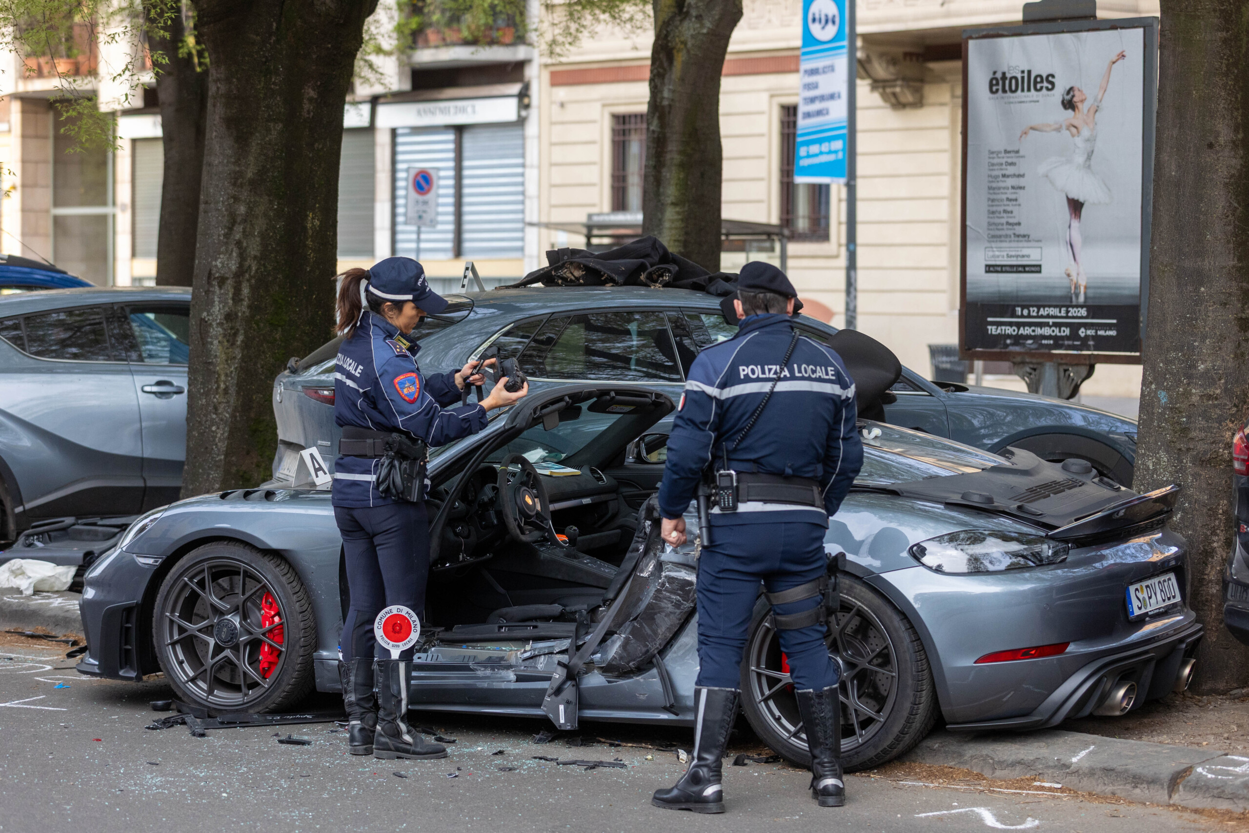 Milan, Porsche crashes into parked cars: 21-year-old dead 1 milan porsche crashes into parked cars 21 year old dead scaled