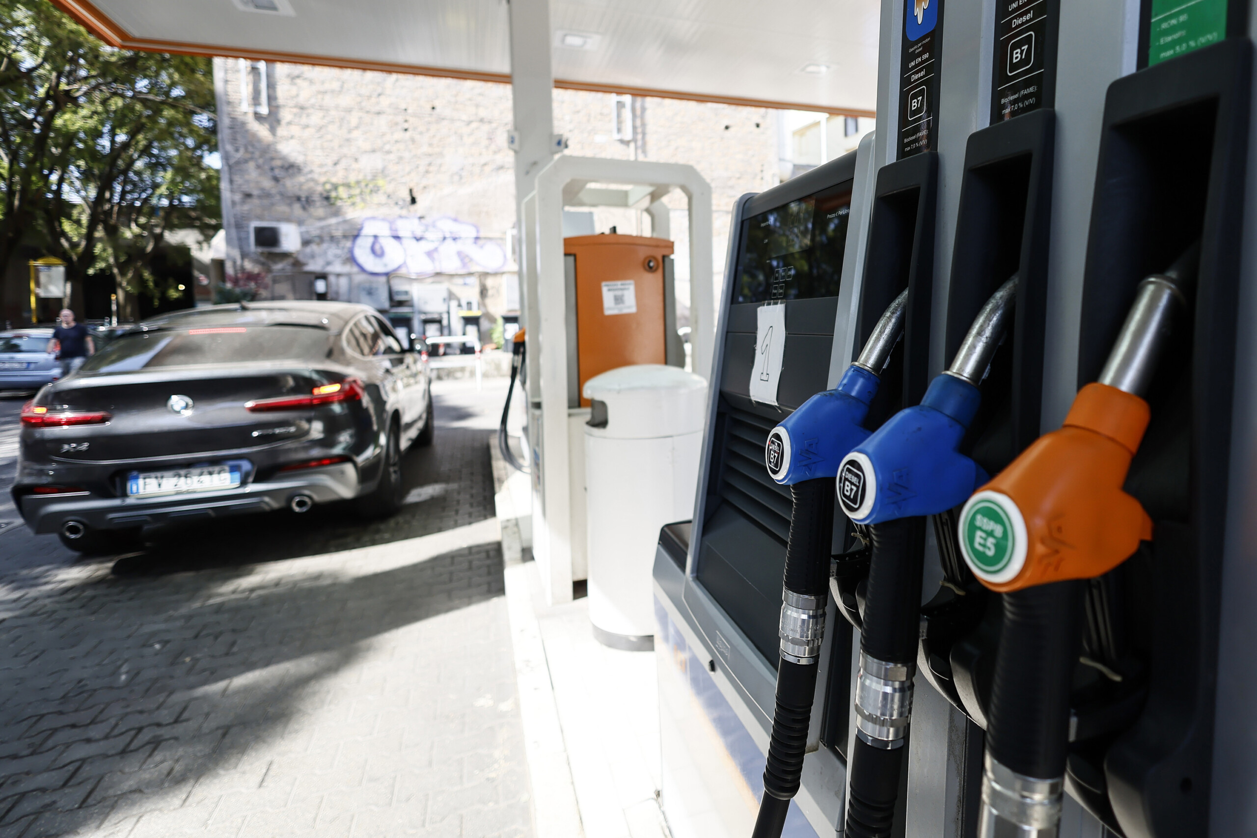 Fuel: Mimit reports average self-service petrol price at €1.754/l, diesel at €2.076/l 1 fuel mimit reports average self service petrol price at e1 754 l diesel at e2 076 l scaled
