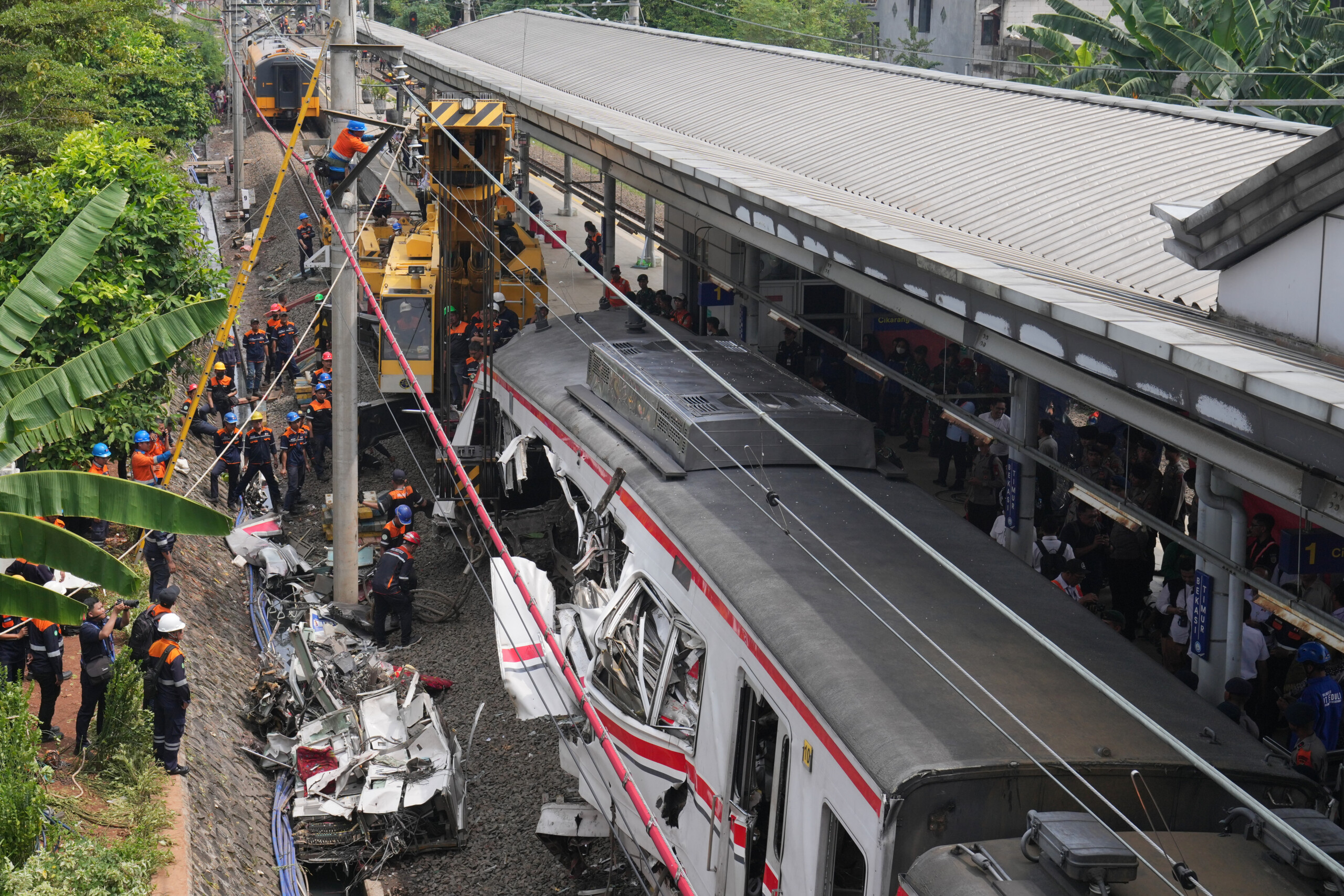 indonesia all 14 victims in train collision are women 84 injured scaled