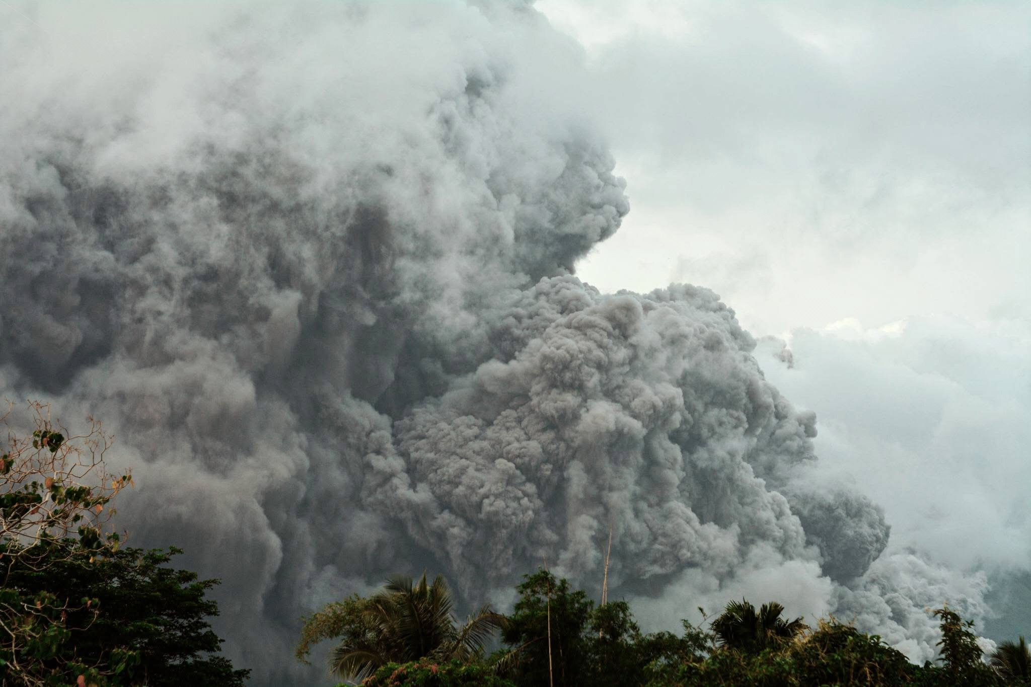 philippines ash and gas from mayon volcano over 300 families evacuated