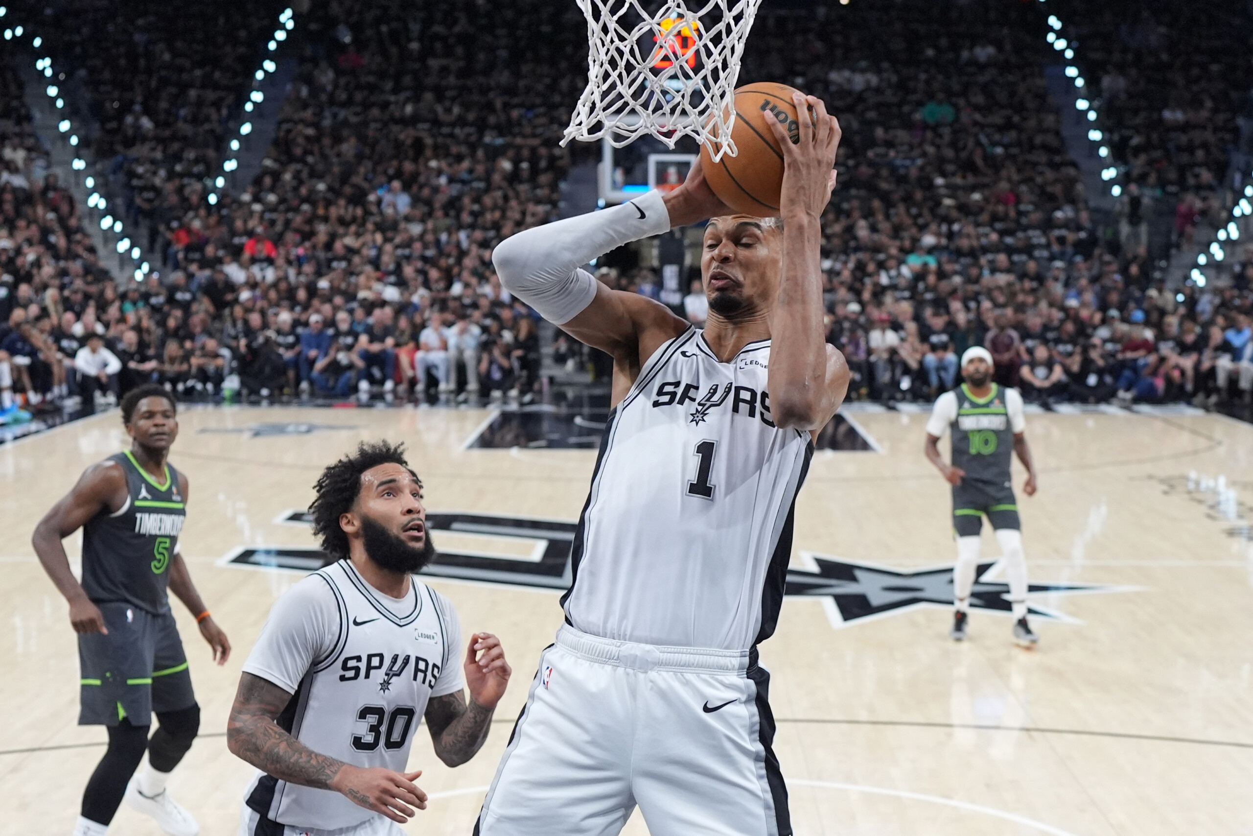 nba playoffs san antonio levels the tie with minnesota the knicks take a 2 0 lead scaled