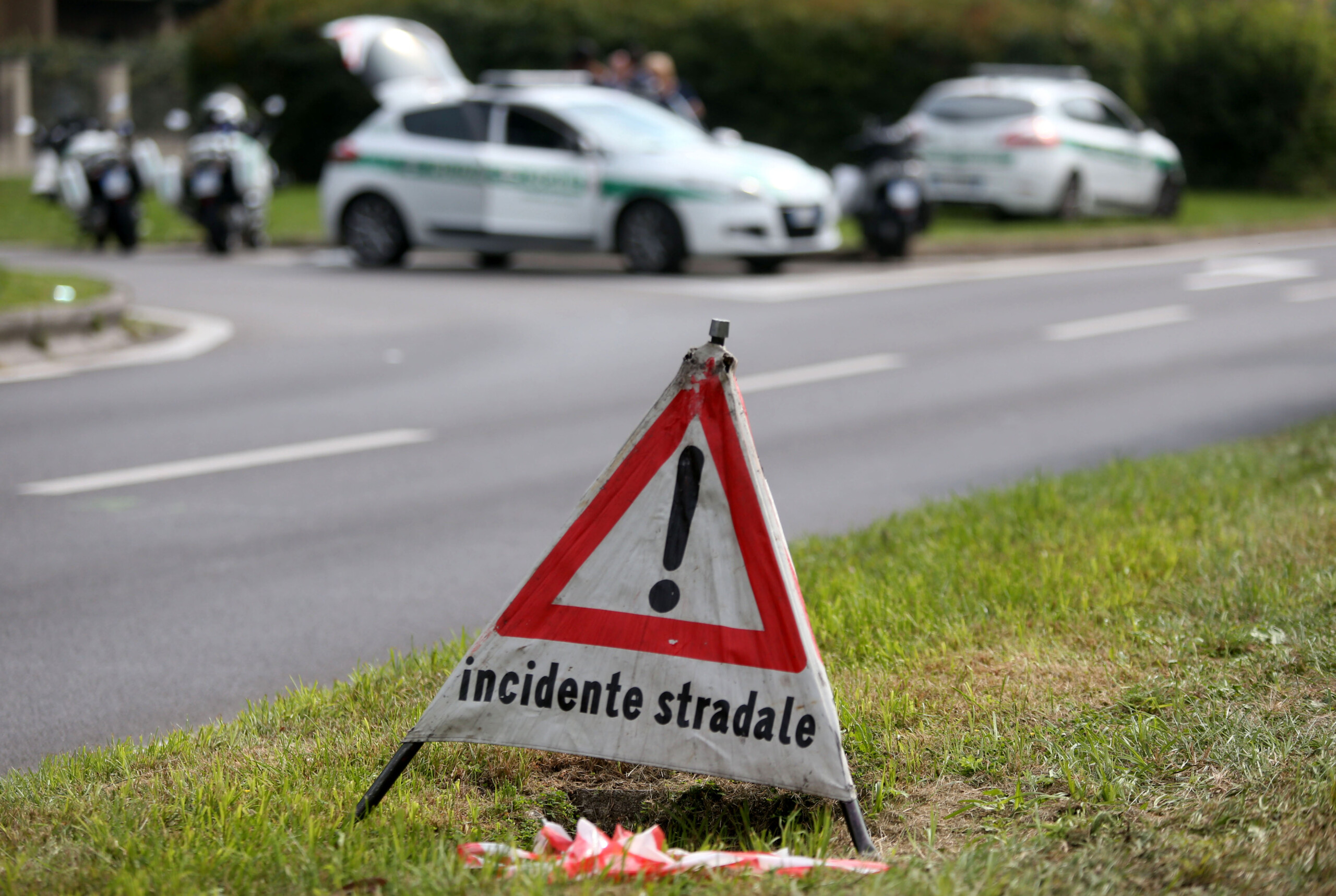 Road accident: car crashes into wall in the Naples area; 24-year-old man killed, two young people seriously injured 1 road accident car crashes into wall in the naples area 24 year old man killed two young people seriously injured scaled