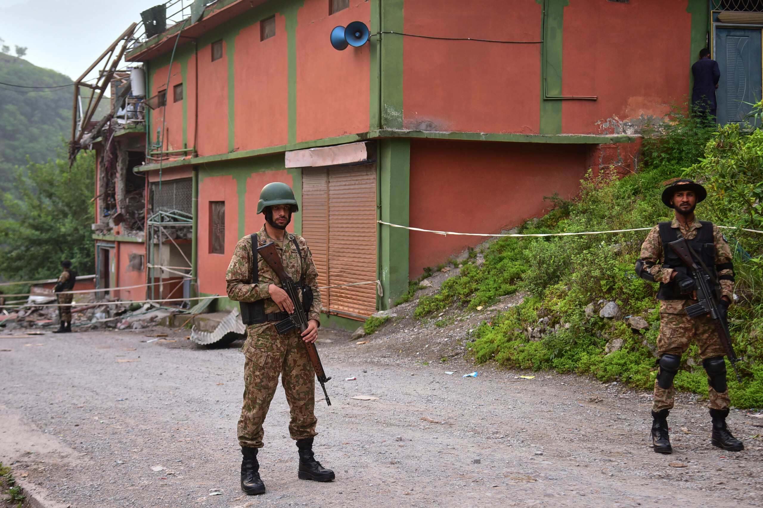 Pakistan: Car bomb at checkpoint kills 12 officers 1 pakistan car bomb at checkpoint kills 12 officers scaled