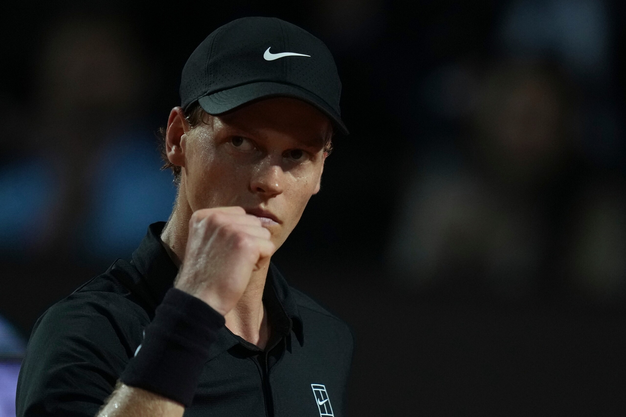 italian open sinner v medvedev suspended due to rain at 4 2 in the third set in favour of the south tyrolean scaled