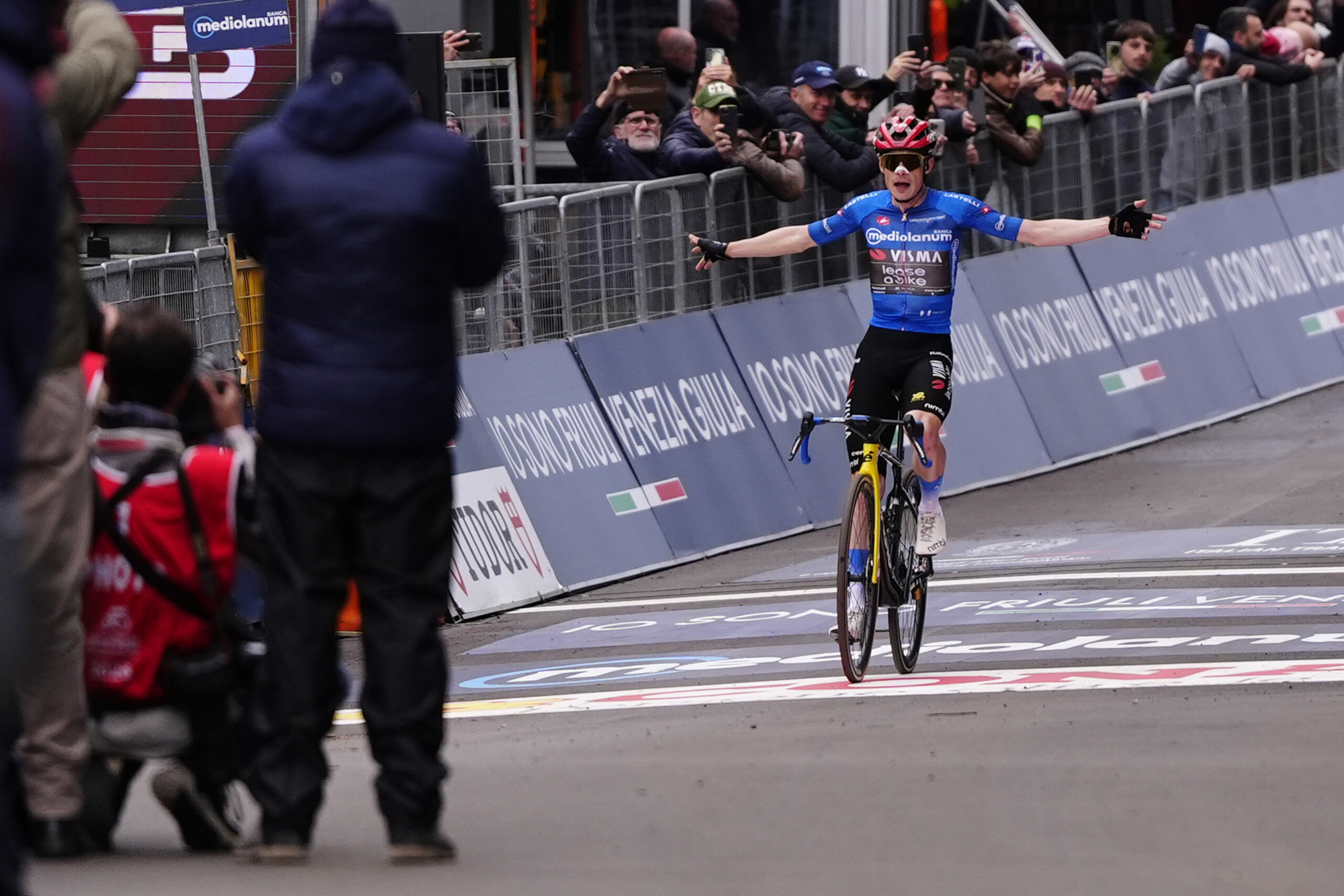 giro ditalia vingegaard dominates as the dane wins at corno alle scale scaled